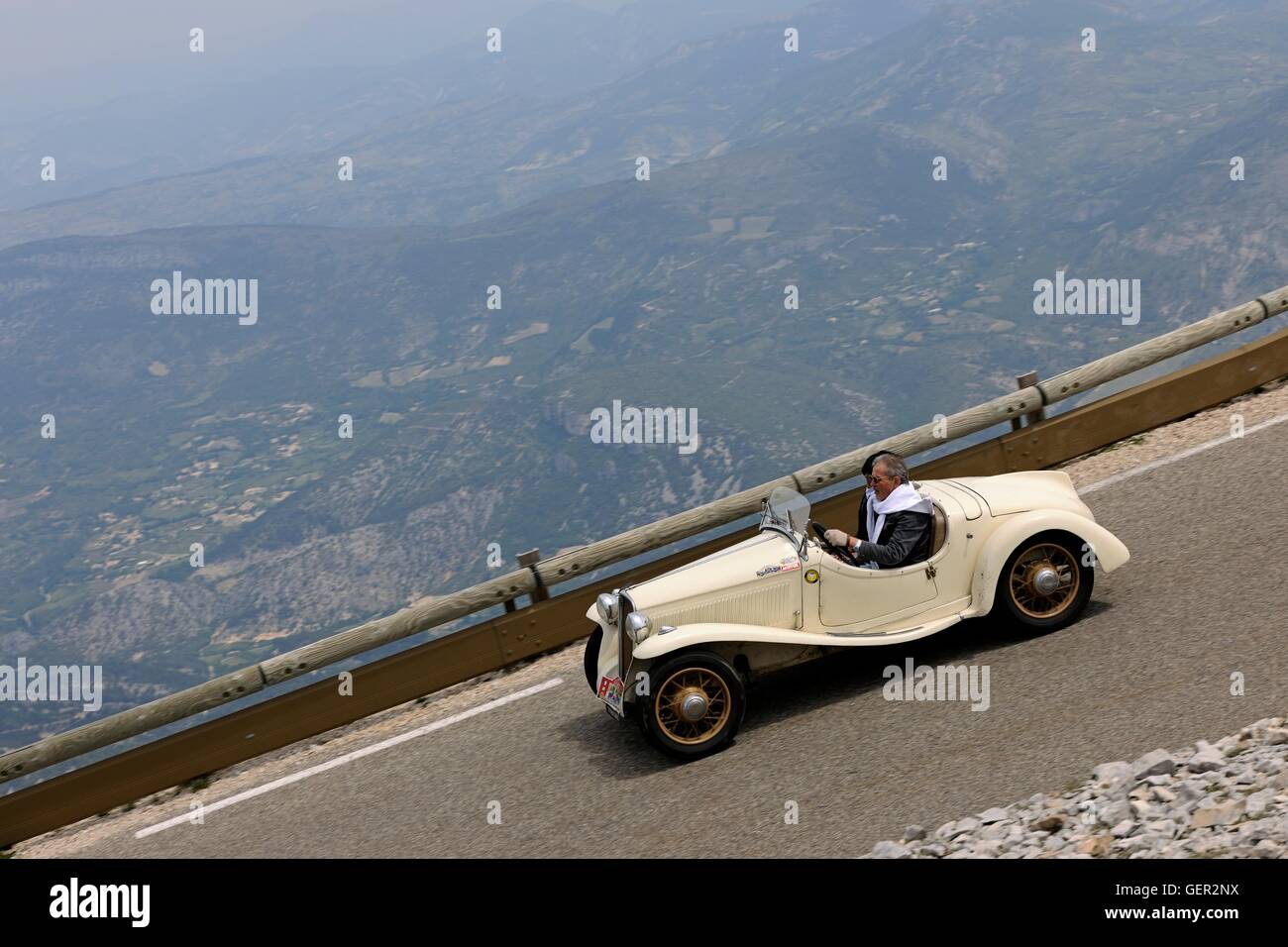 Pre-guerra decrescente Fiat Luberon su un classico auto rally in Provenza Foto Stock