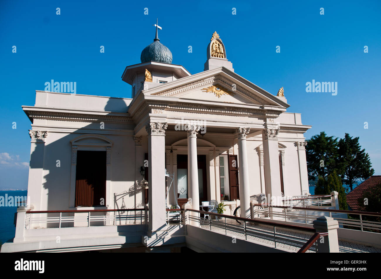 Vista posteriore della villa sull'isola ispirata alla muratura - storica residenza di Büyükada all'ombra Foto Stock