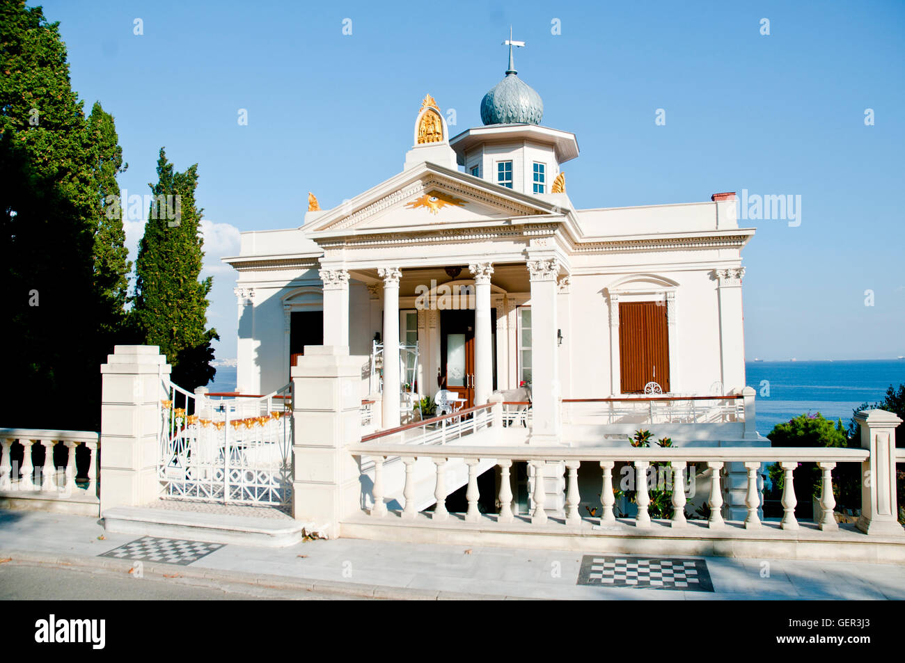 Residenza di ispirazione massonica sul mare - Villa storica con tetto in cupola a Büyükada, Istanbul Foto Stock