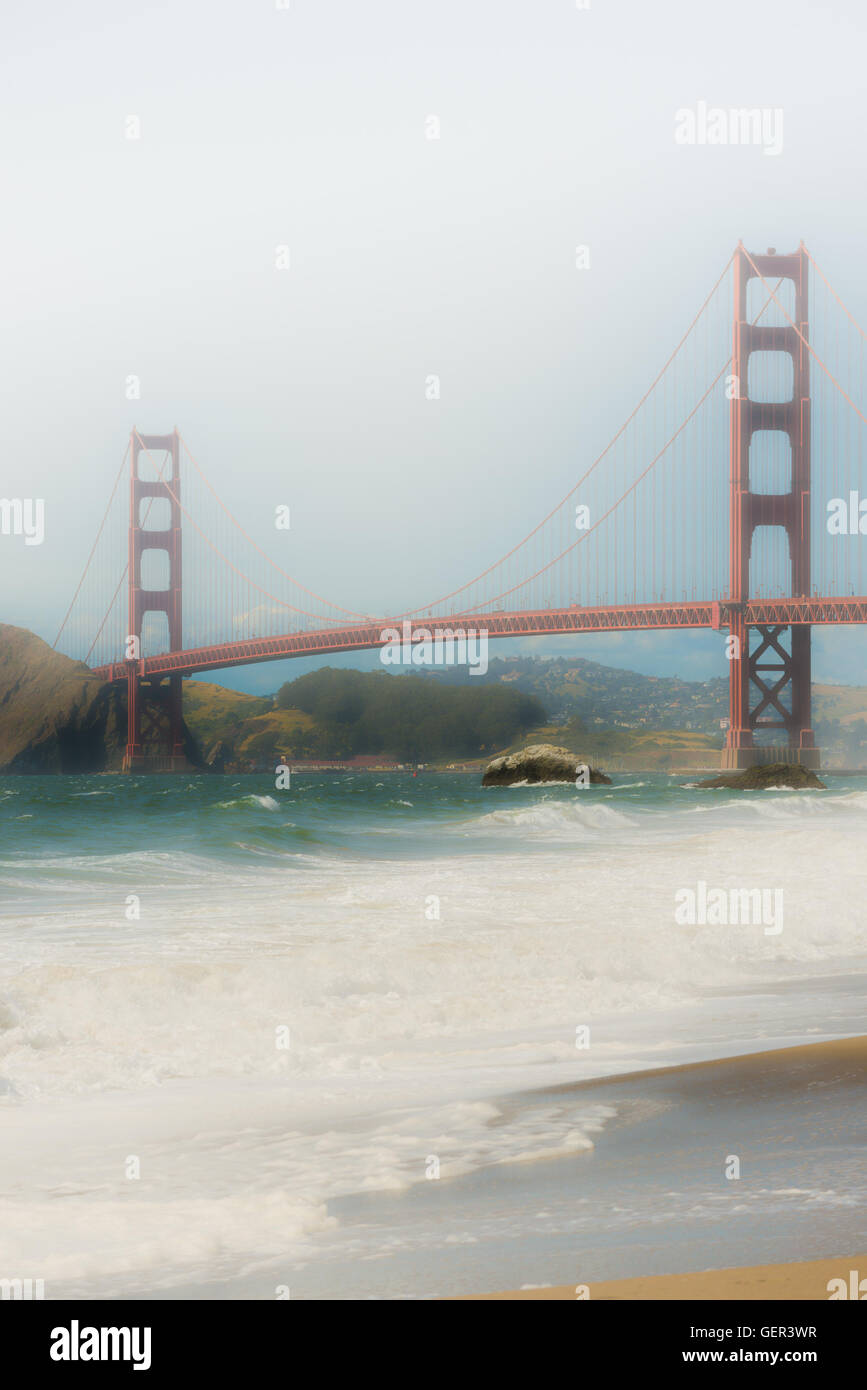 Nebbioso giorno Golden Gate Bridge di San Francisco in California Foto Stock