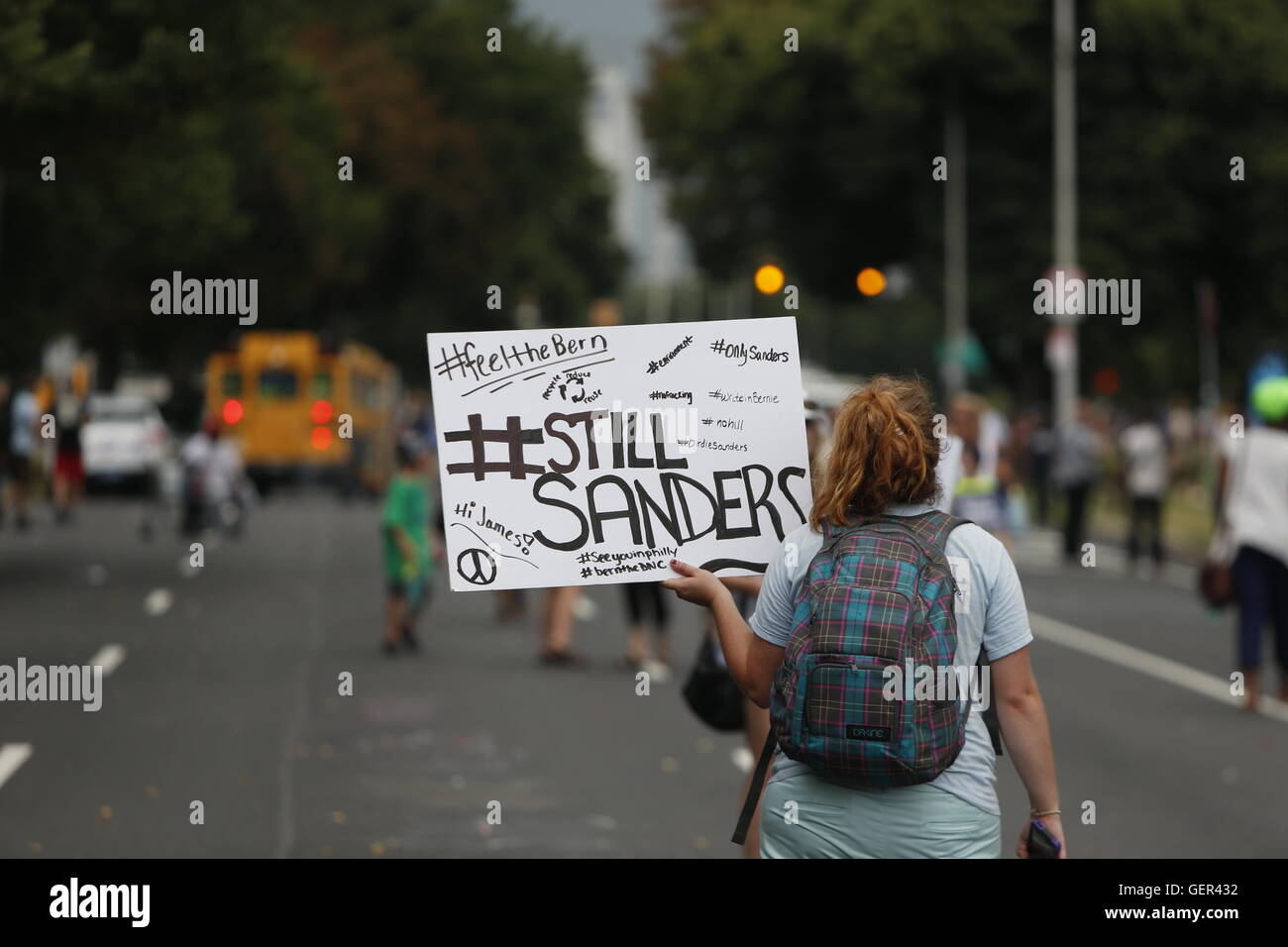 Philadelphia, Stati Uniti. Xxv Luglio, 2016. Migliaia di attivisti riempito nel centro cittadino di Philadelphia e FDR Park per protestare a nome delle questioni ambientali, economiche equità e uguaglianza razziale e contro la brutalità della polizia e a favore di Bernie Sanders al giorno uno della Convenzione Nazionale Democratica. © Andy Katz/Pacific Press/Alamy Live News Foto Stock