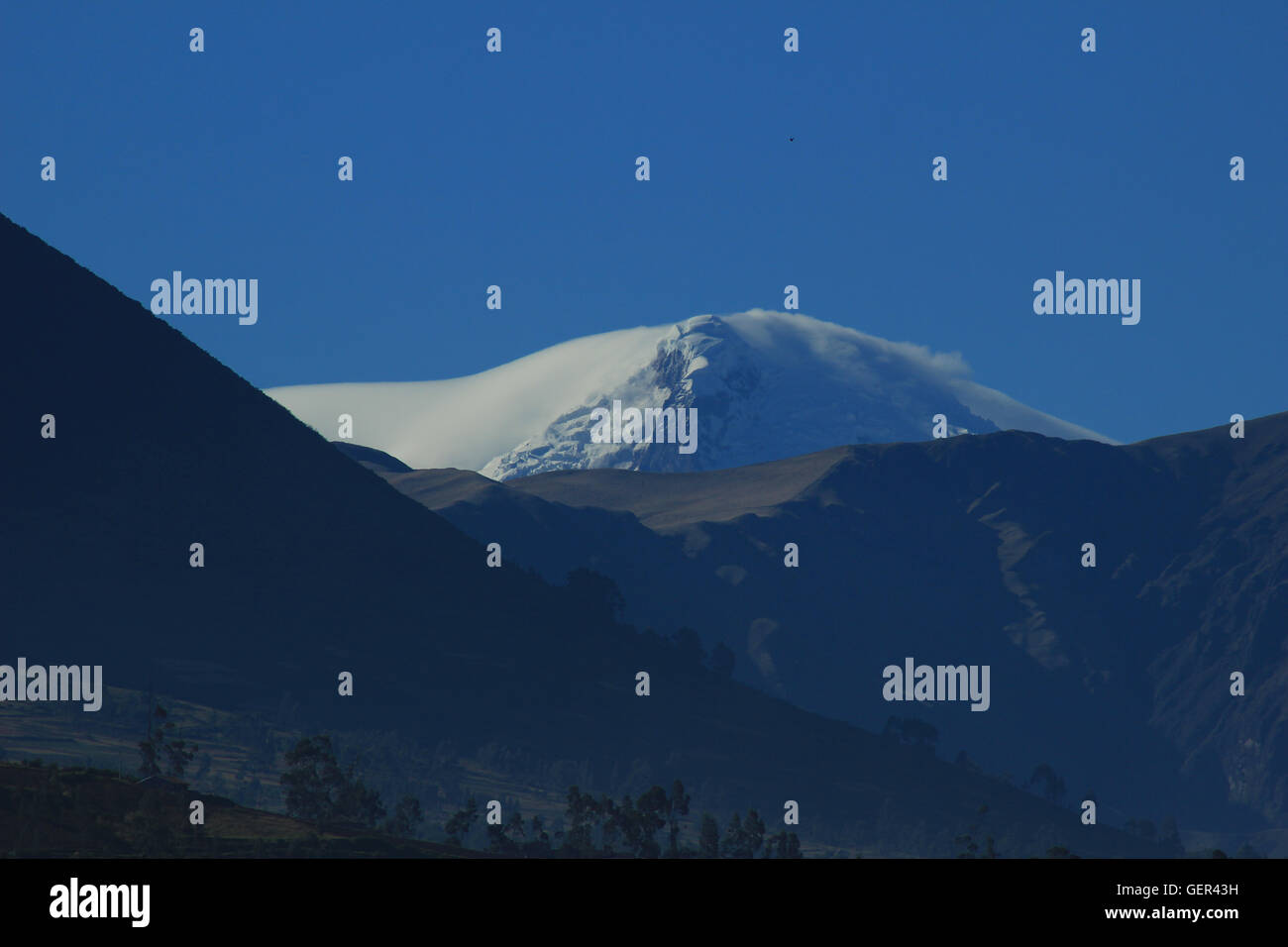 Il picco coperto di neve del vulcano Mount Cayambe, nelle Ande montagne vicino Cotacachi, Ecuador Foto Stock