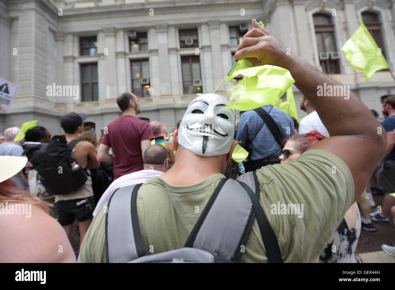 Philadelphia, Stati Uniti. Xxv Luglio, 2016. Migliaia di attivisti riempito nel centro cittadino di Philadelphia e FDR Park per protestare a nome delle questioni ambientali, economiche equità e uguaglianza razziale e contro la brutalità della polizia e a favore di Bernie Sanders al giorno uno della Convenzione Nazionale Democratica. © Andy Katz/Pacific Press/Alamy Live News Foto Stock