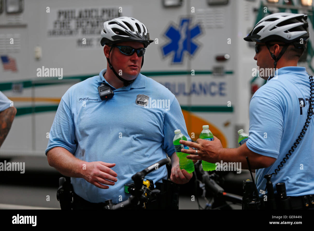 Philadelphia, Stati Uniti. Xxv Luglio, 2016. Migliaia di attivisti riempito nel centro cittadino di Philadelphia e FDR Park per protestare a nome delle questioni ambientali, economiche equità e uguaglianza razziale e contro la brutalità della polizia e a favore di Bernie Sanders al giorno uno della Convenzione Nazionale Democratica. © Andy Katz/Pacific Press/Alamy Live News Foto Stock