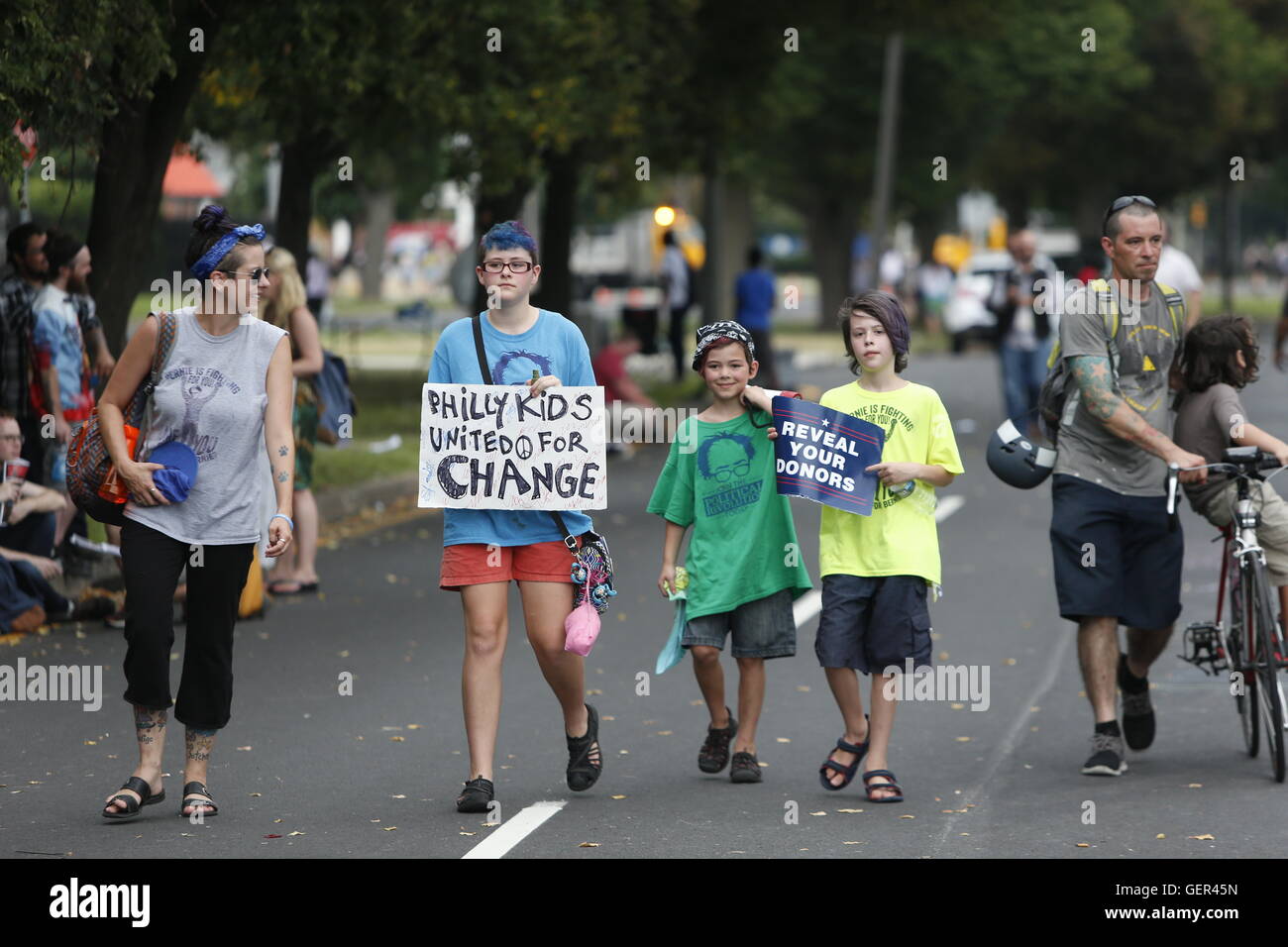 Philadelphia, Stati Uniti. Xxv Luglio, 2016. Migliaia di attivisti riempito nel centro cittadino di Philadelphia e FDR Park per protestare a nome delle questioni ambientali, economiche equità e uguaglianza razziale e contro la brutalità della polizia e a favore di Bernie Sanders al giorno uno della Convenzione Nazionale Democratica. © Andy Katz/Pacific Press/Alamy Live News Foto Stock