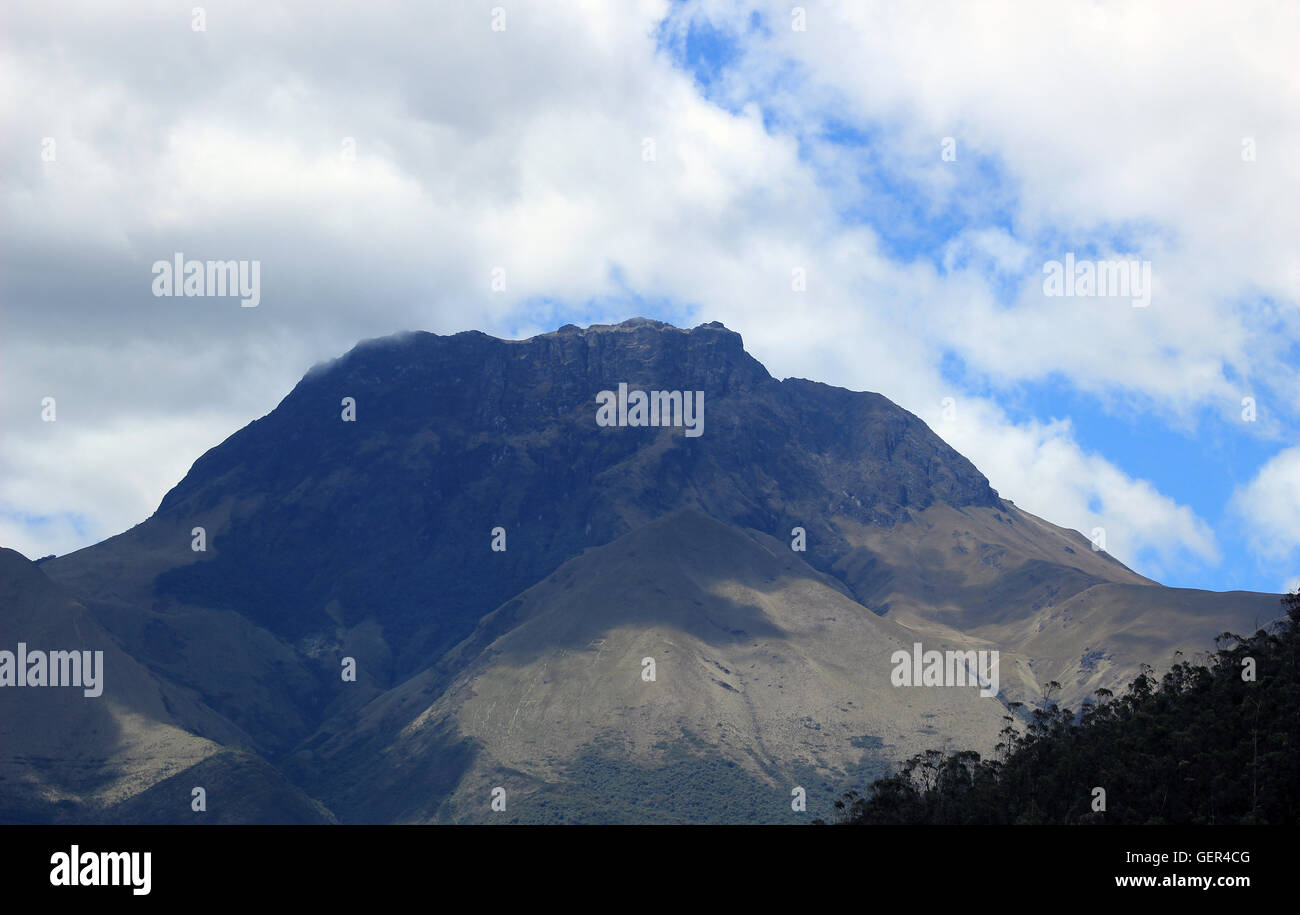 Montare Imbabura, un vulcano nelle Ande montagne vicino Cotacachi, Ecuador Foto Stock