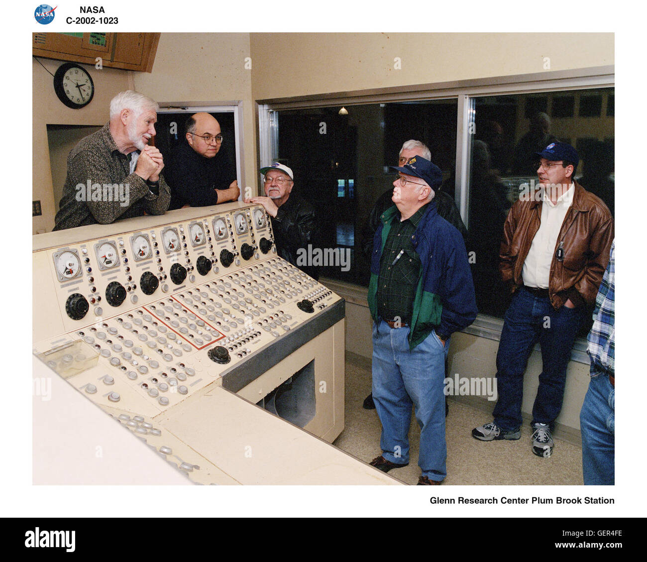Disattivazione gestore Tim Polich (secondo da sinistra) e Keith Peecook (destra) consultare con gli ex dipendenti di reattore Jim Martz (sinistra), Len Homyak (terzo da sinistra) e Jack uncini (secondo da destra). Ritirato prugna Brook dipendenti hanno assistito il team di smantellamento durante tutto il processo di decommissionamento. Immagine # : C-2002-1023 Foto Stock