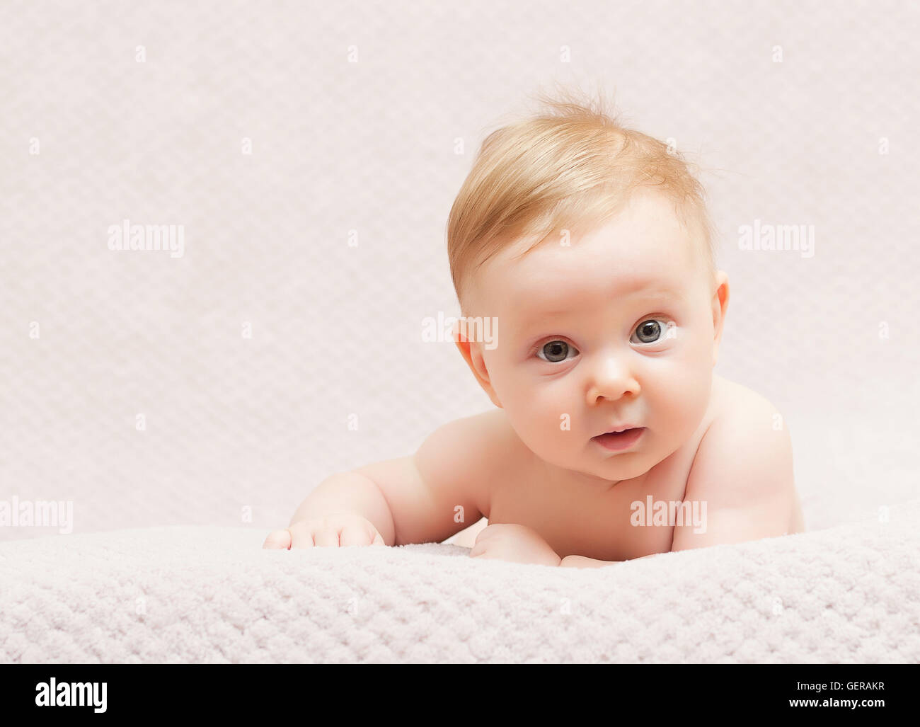 Ritratto di neonato caucasico con fiore rosa cappello di lana Foto Stock