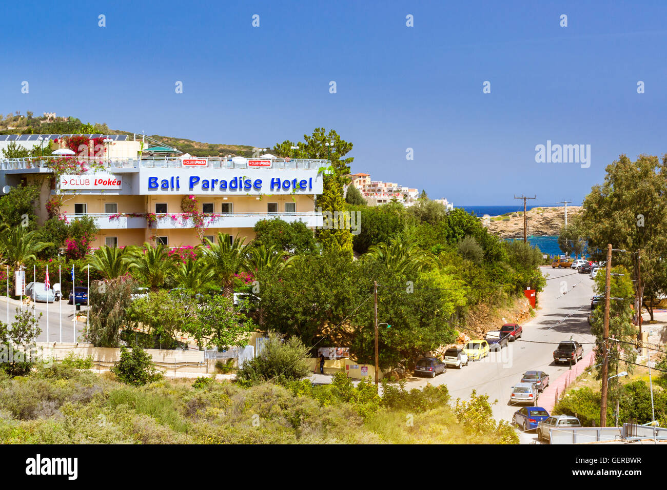 BALI, Grecia - 29 Aprile 2016: esterno del Resort Bali Paradise Hotel edificio circondato da giardini tropicali sulla strada asfaltata Foto Stock