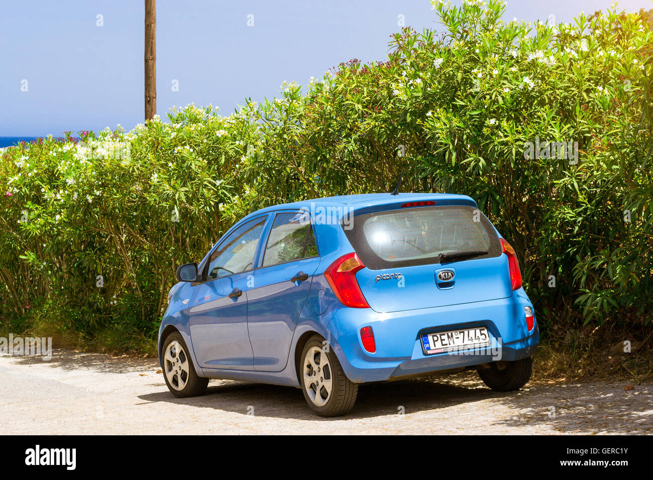 BALI, Grecia - 29 Aprile 2016: Noleggio auto Kia Picanto sono parcheggiate su strada in pendenza, su office leasing auto. Econom ultracompatto che sta Foto Stock