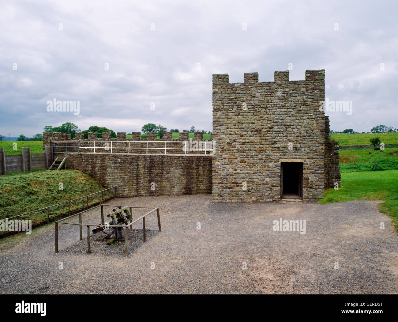 Vindolanda Roman Fort, Northumberland: replica tratti del Muro di Adriano con torretta di pietra, parapetto merlato & wall-walk & turf parete. Foto Stock