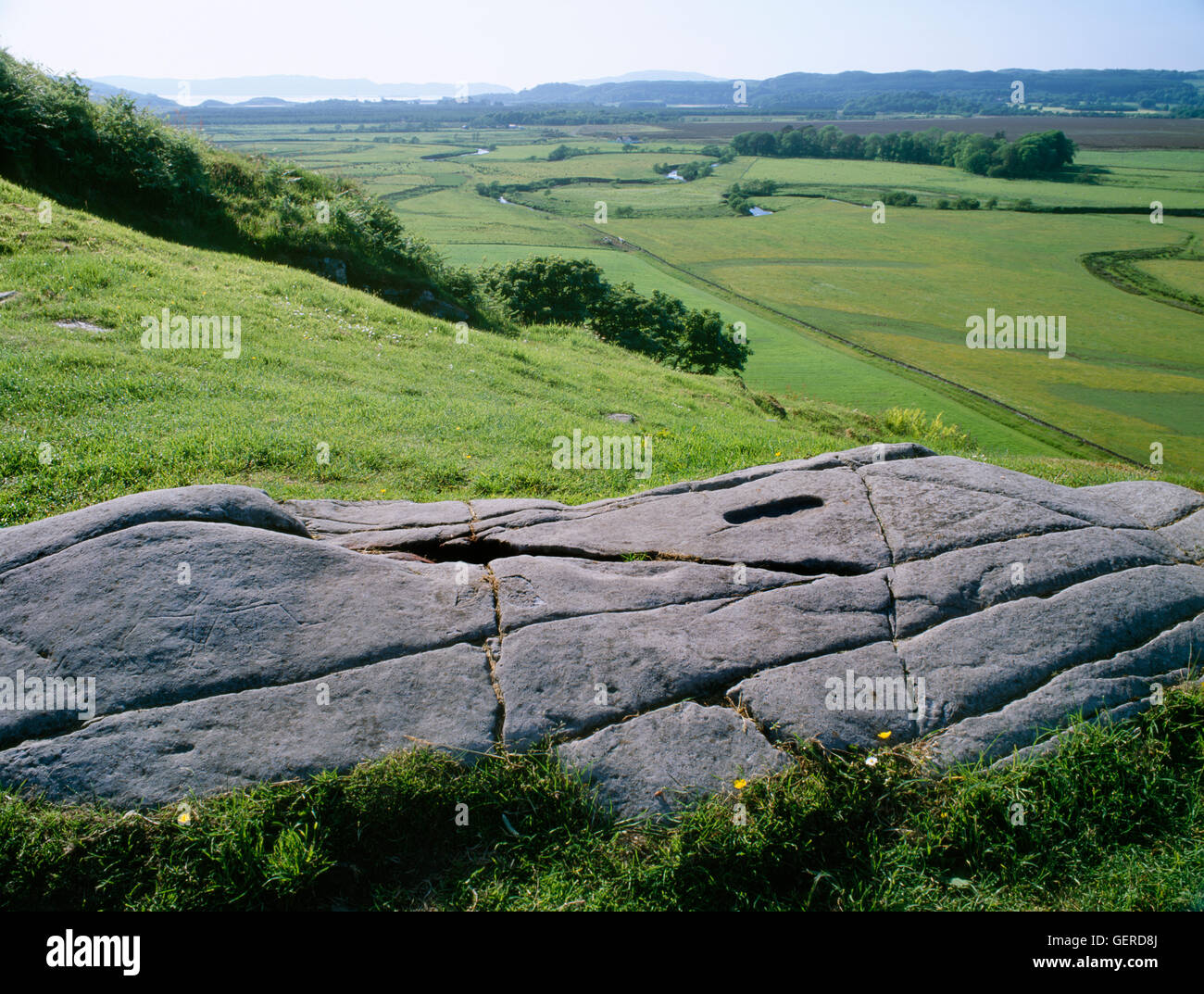 Rock-cut impronta sulla terrazza superiore di Dunadd Dark Age fortezza, Kilmartin Valley, Argyll, usato per i riti di inaugurazione dei Re Scozzesi. Foto Stock