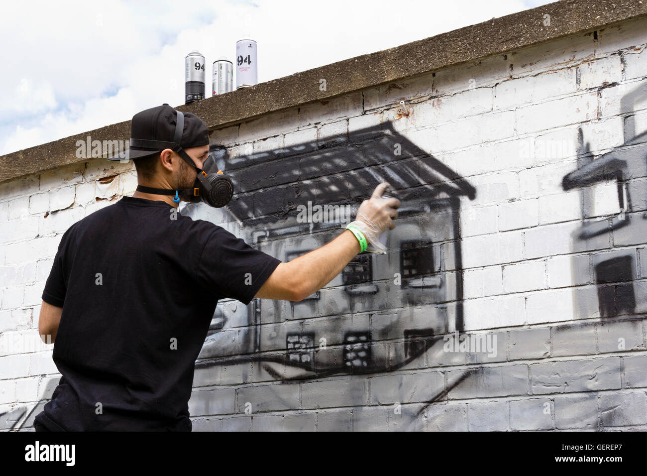 L'artista di strada pittura presso Upfest (street art festival) a Ashton Gate scuola primaria, Bristol, Regno Unito, 23 luglio 2016. Foto Stock