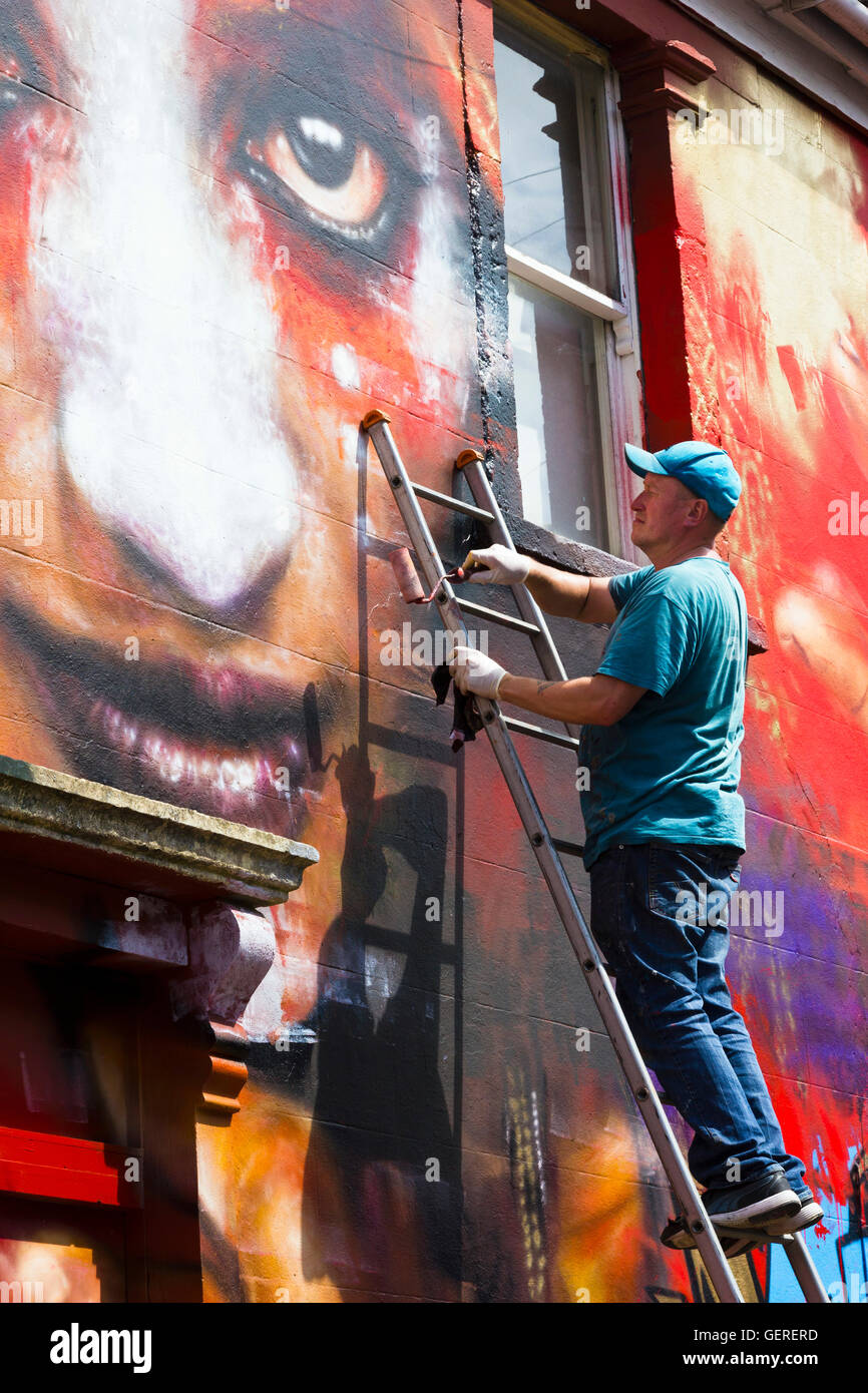 L'artista di strada pittura presso Upfest (street art festival) in Bedminster, Bristol, Regno Unito, 23 luglio 2016. Foto Stock