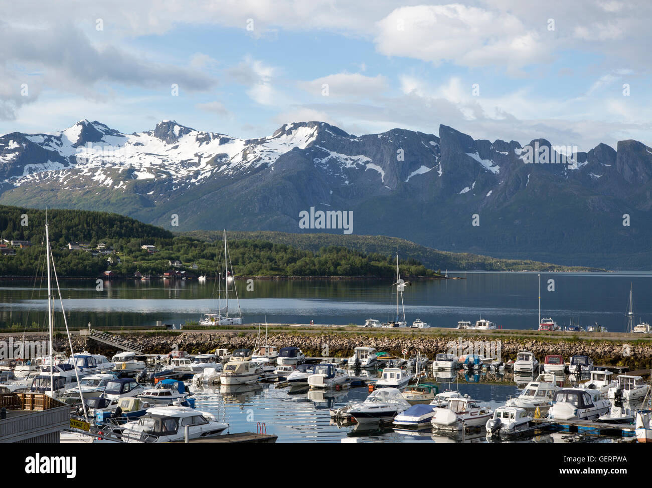 Barche ormeggiate nella Marina Ornes, Nordland, Norvegia Foto Stock