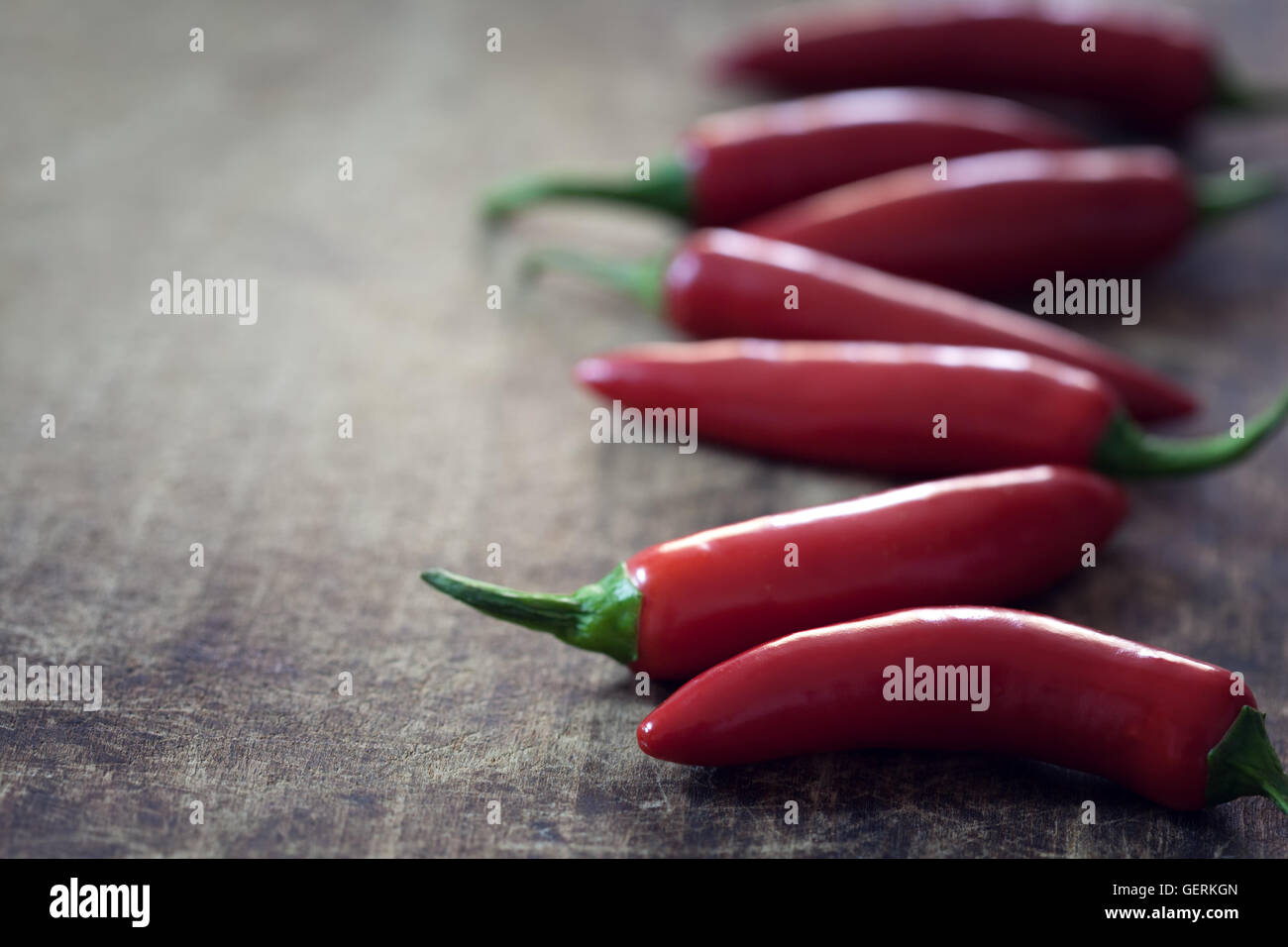 Rosso peperoncini jalapeno sul tavolo di legno con lo spazio di copia Foto Stock