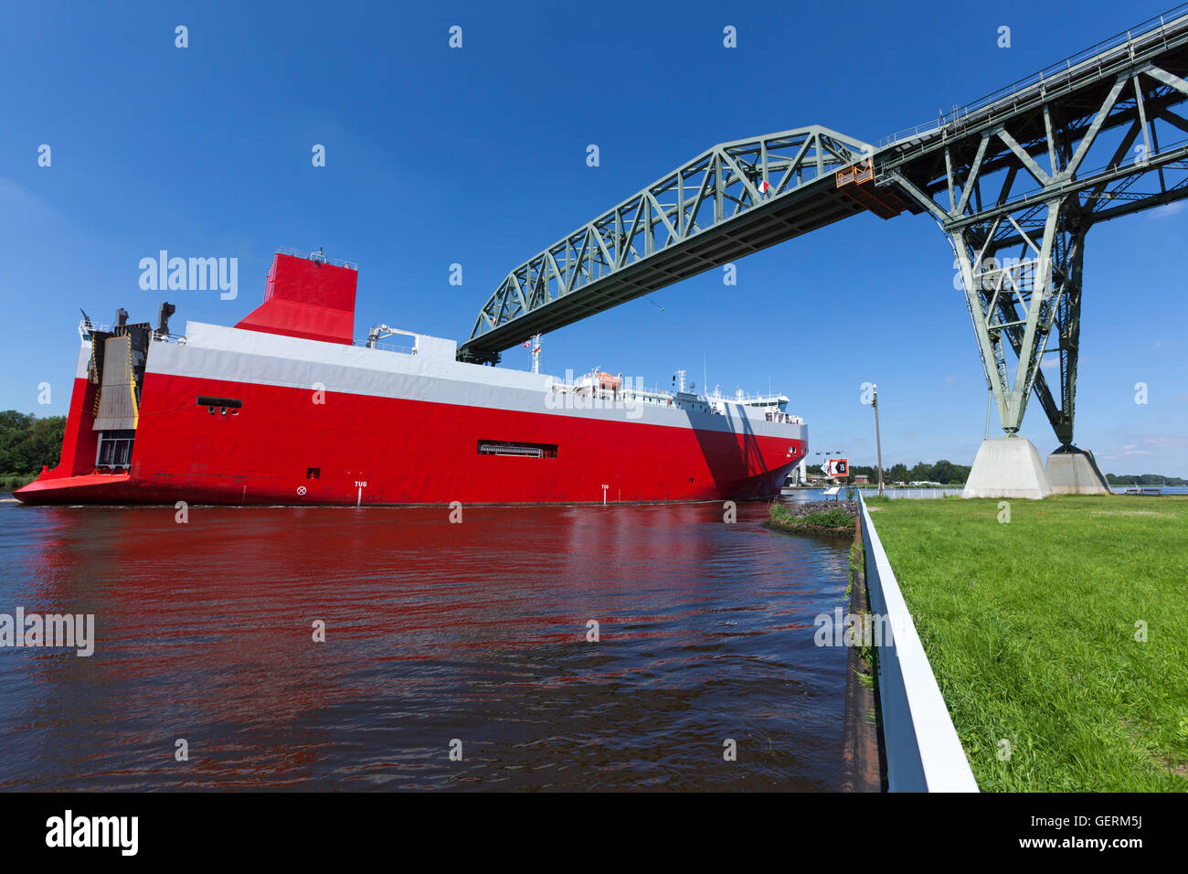 Un enorme auto vettore passando il ponte ferroviario storico incrocio canale di Kiel a Hochdonn Foto Stock