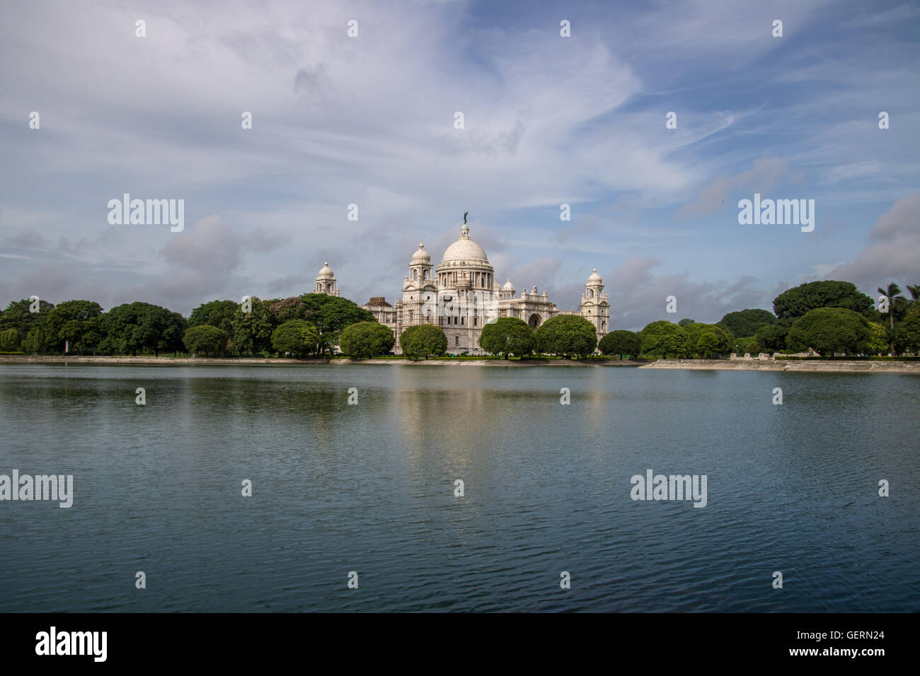 Victoria Memorial Kolkata (Calcutta) India. Un bellissimo monumento costruito con marmo bianco circondato da incantevoli laghi e alberi. Foto Stock