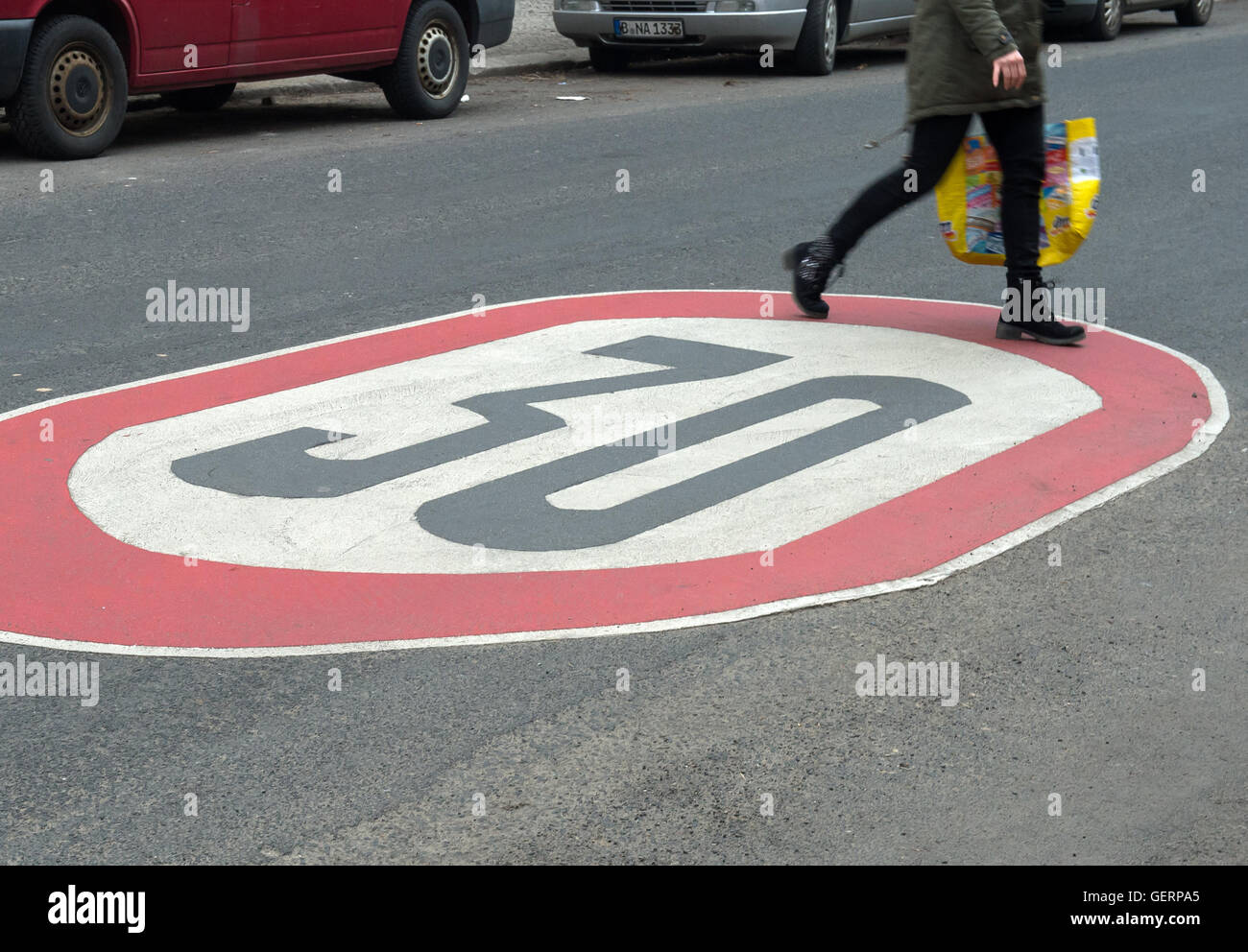 Berlino, Germania, Tempo di marcatura 30 sulla pavimentazione Foto Stock