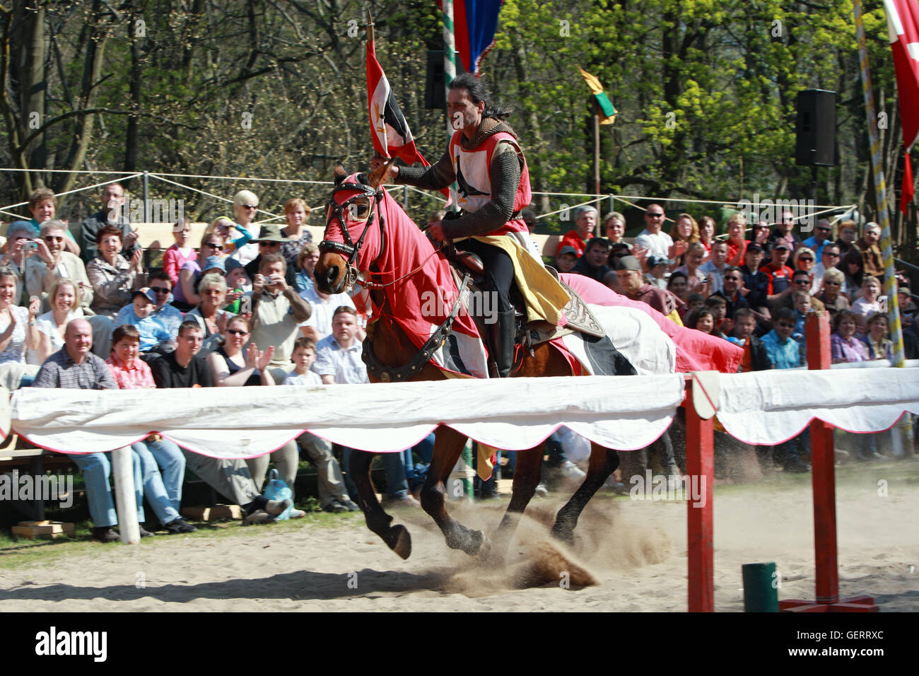 Rabenstein, la Germania, la gente considera il cavallo e cavaliere durante un festival medievale Foto Stock