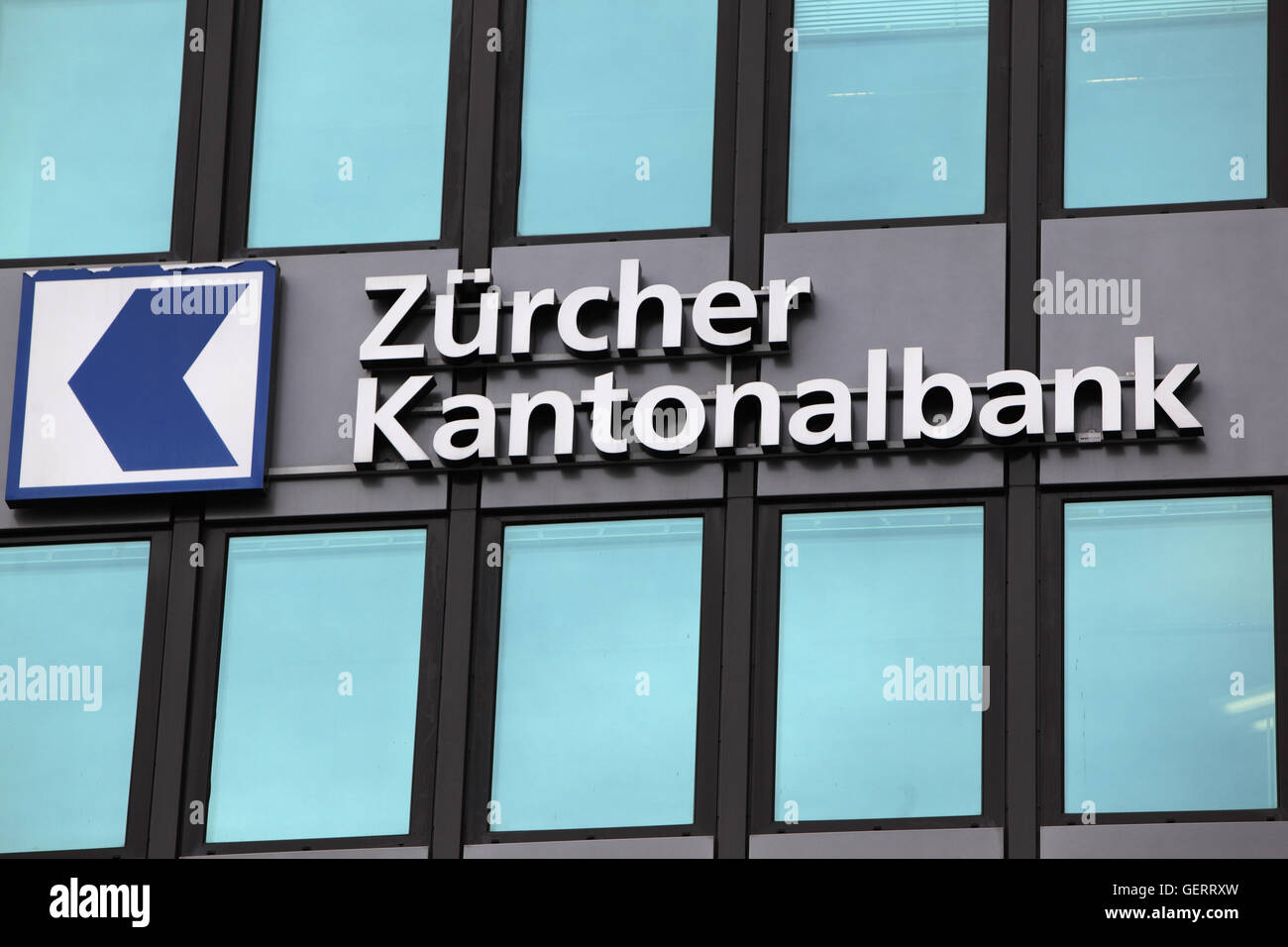 Zuerich, Svizzera, Logo di Zuercher Kantonalbank alla facciata di una casa Foto Stock