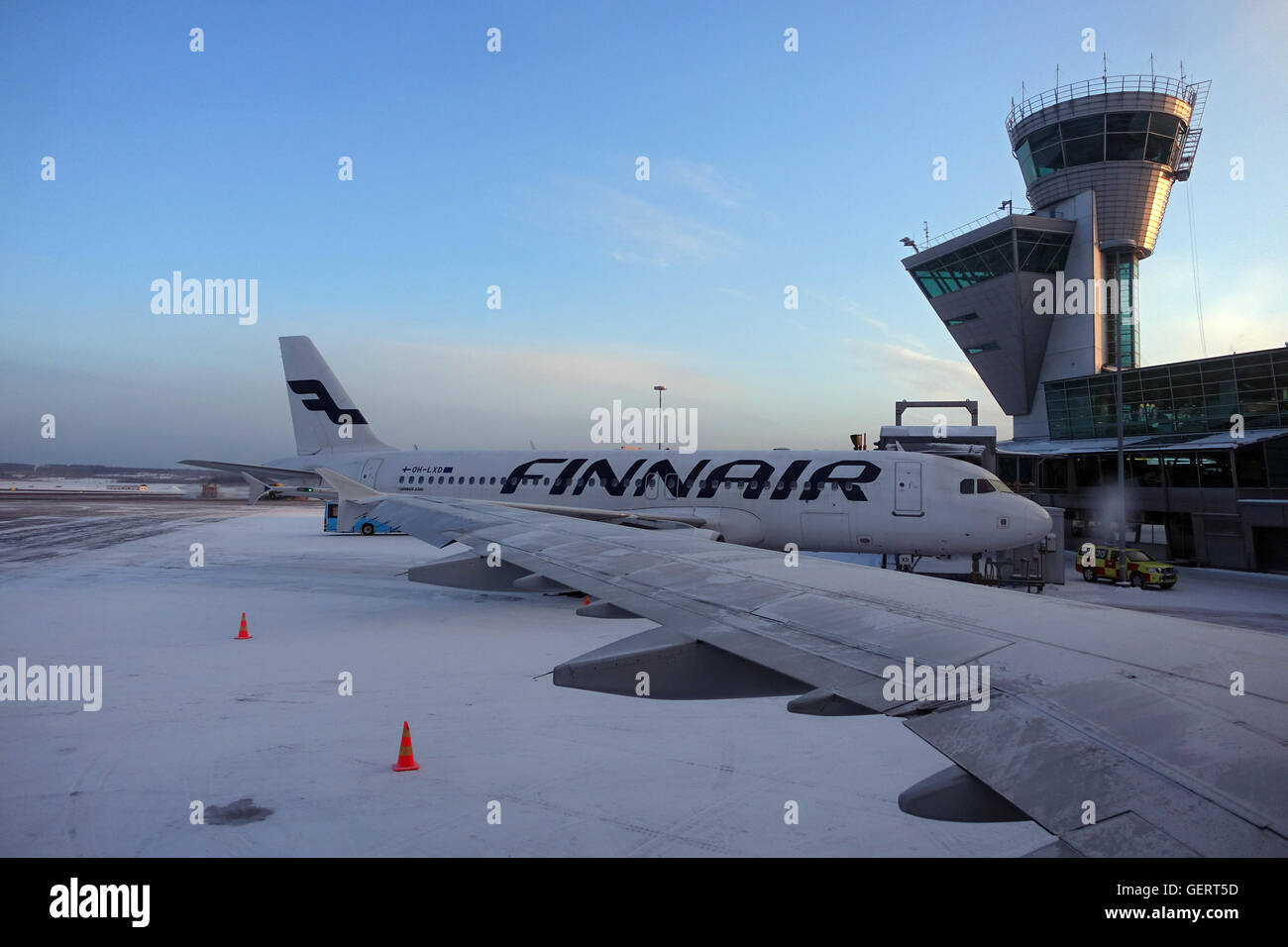 Vantaa, Finlandia, Airbus A320 di Finnair è in posizione di parcheggio all'aeroporto di Helsinki Foto Stock