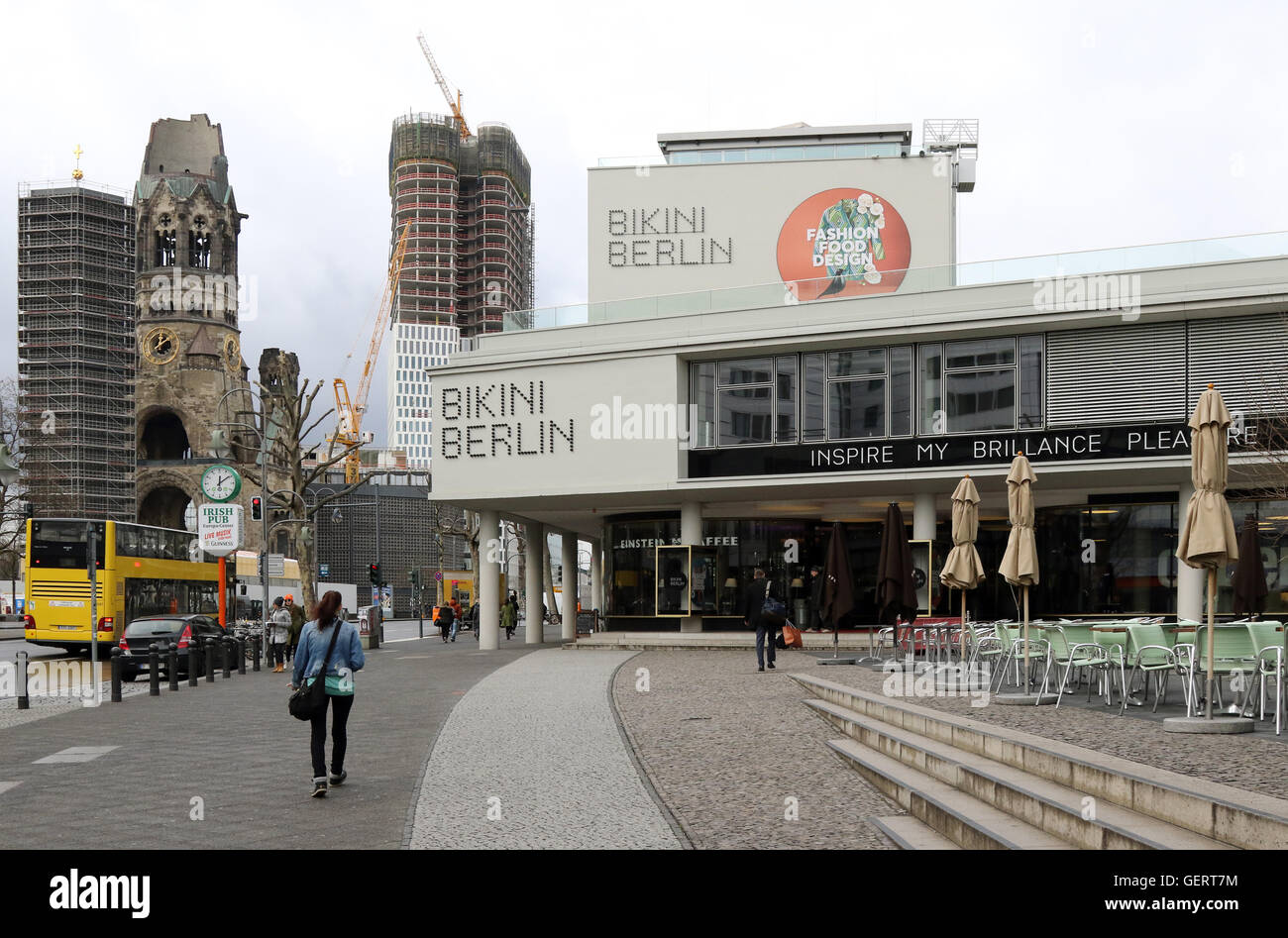 Berlino, Germania, il bikini-house e Kaiser Wilhelm Memorial Church (sinistra) Foto Stock