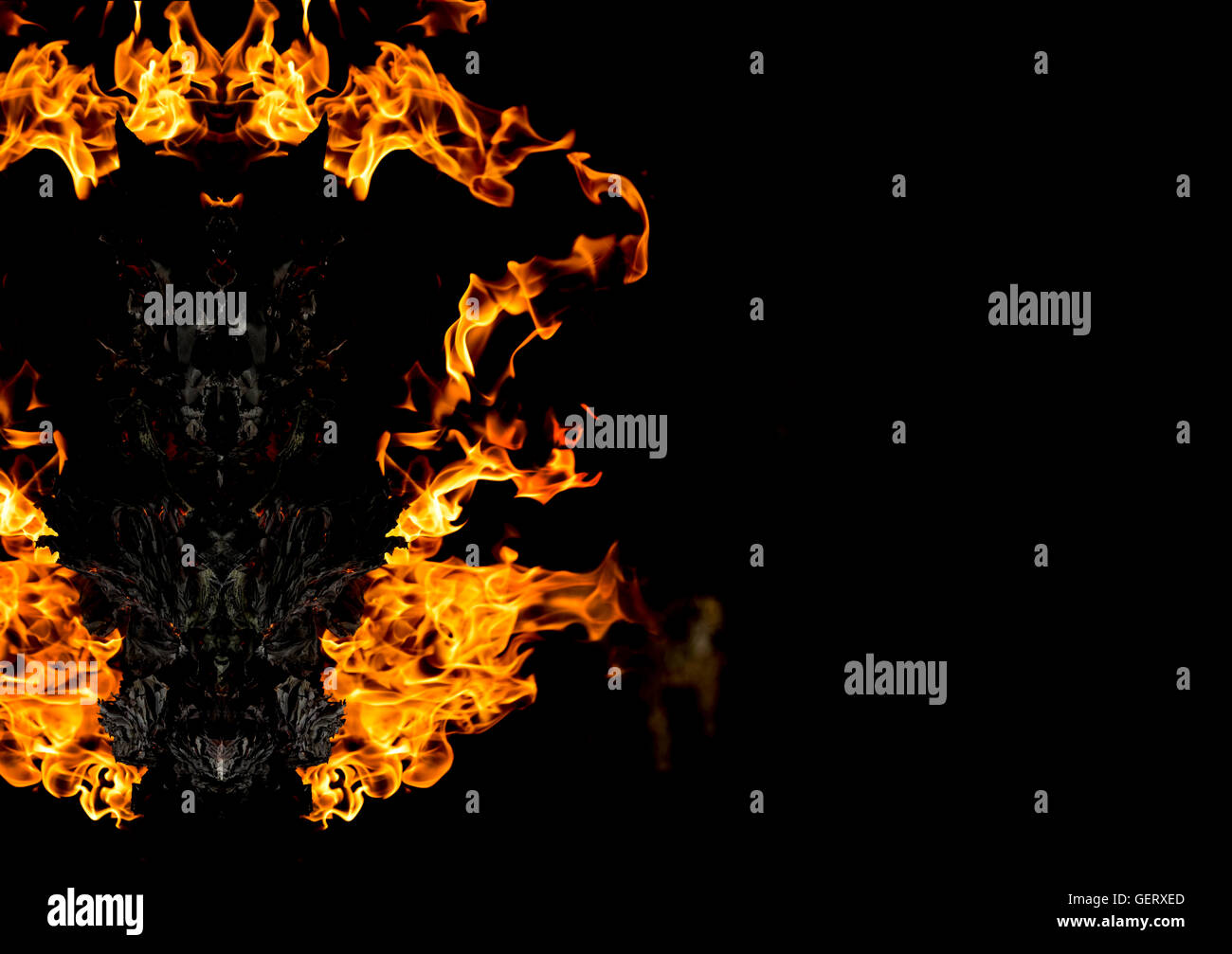 Abstract diavolo faccia da fuoco su sfondo scuro Foto Stock