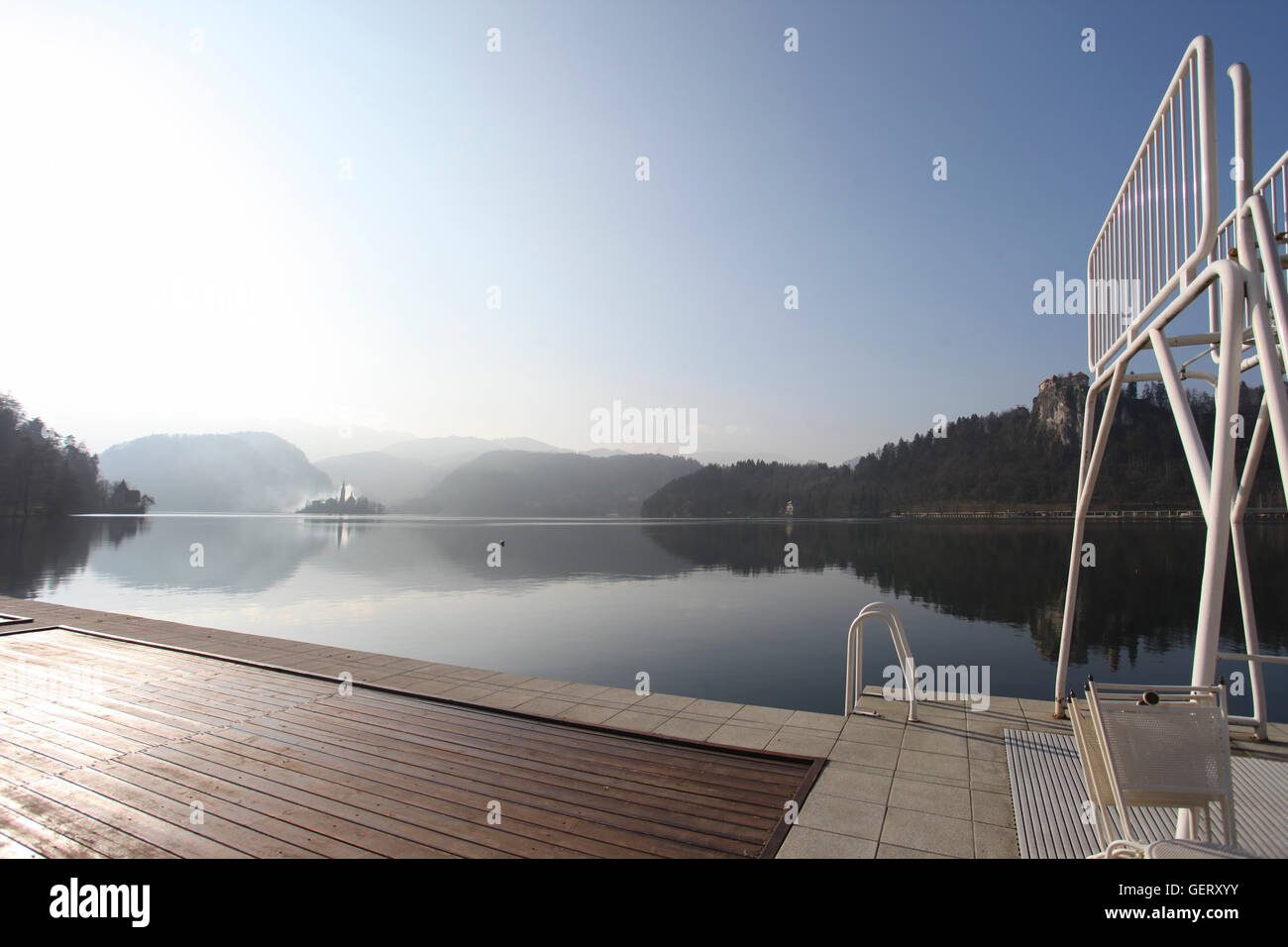 Un sun deck sulle rive del lago di Bled. Foto Stock