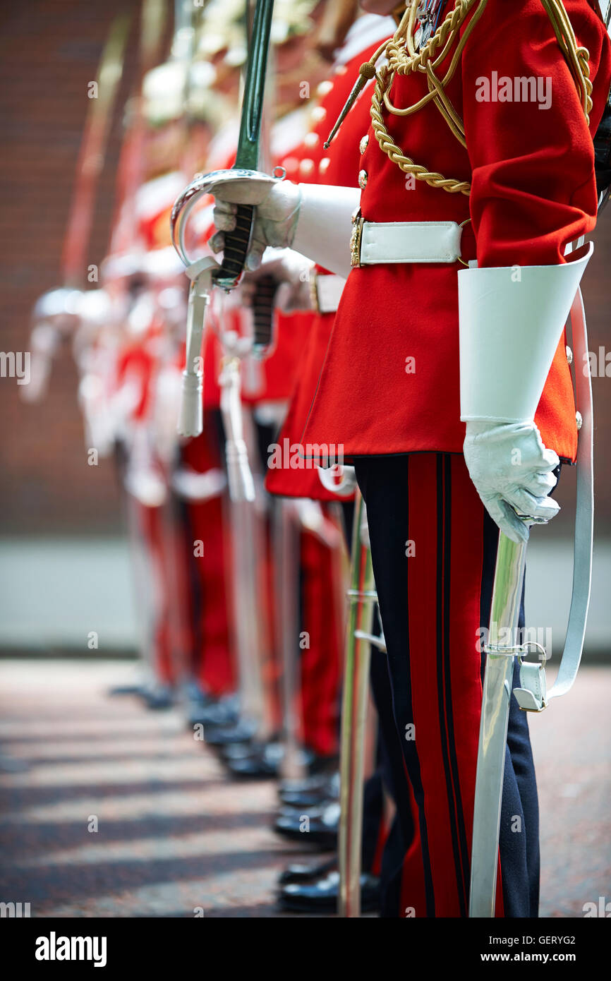 Close up di un esercito britannico soldato di permanente attenzione durante una parata a spada tratta. Foto Stock