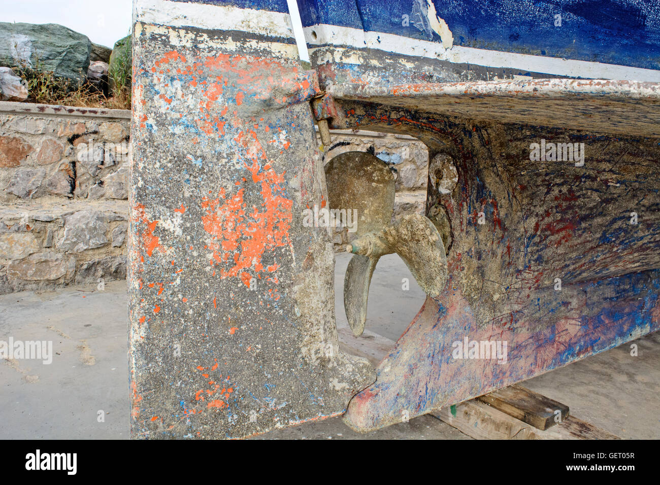 Vecchia barca da pesca nel porto per la riparazione. Foto Stock