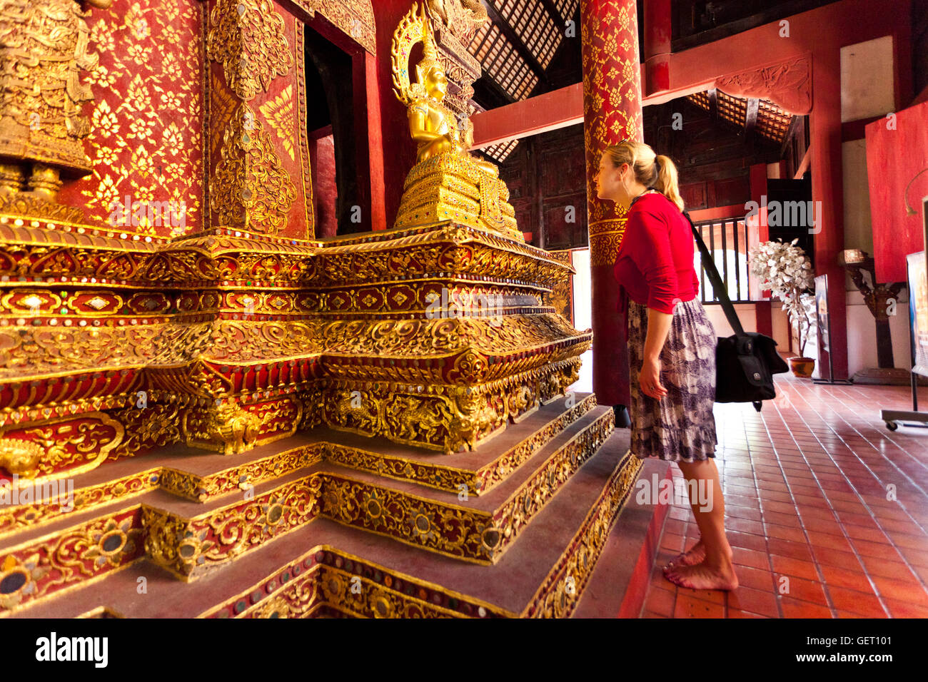 Un turista femminile all'interno di Wat Phra Sing a Chiang Mai. Foto Stock