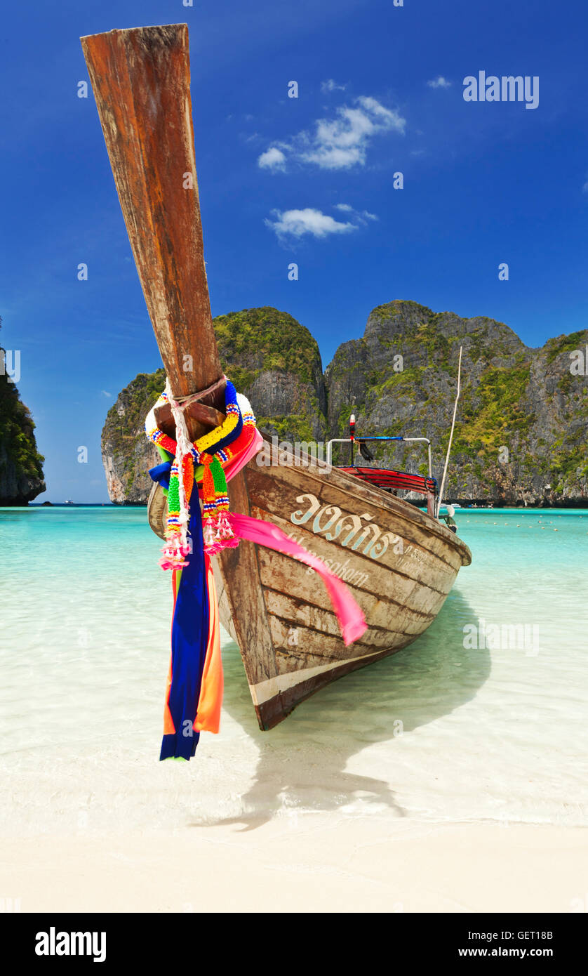Un Thai longtail boat ormeggiate sulla spiaggia di Maya Bay. Foto Stock