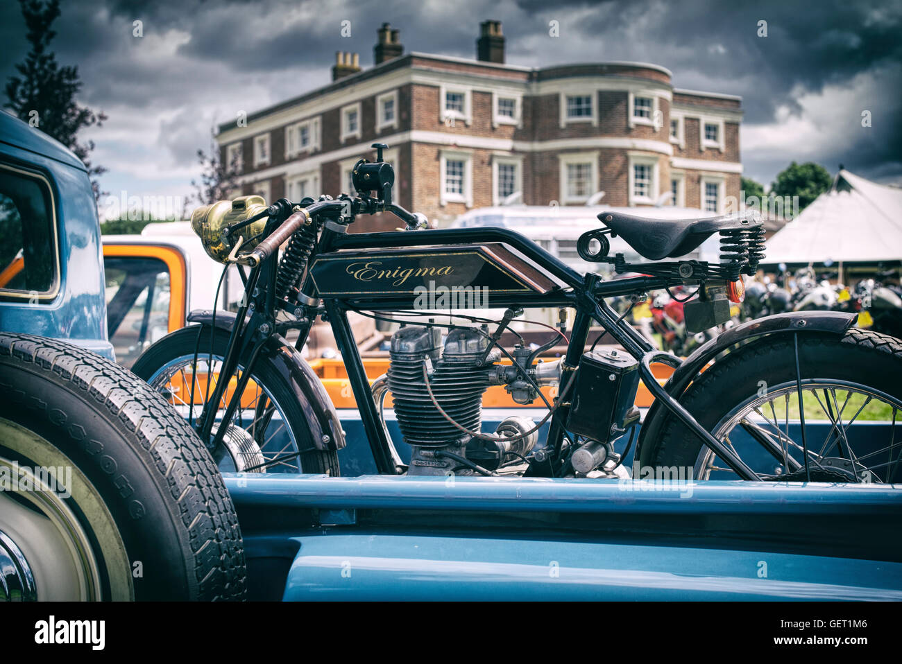 Custom Royal Enfield motociclo in un pick up truck a Malle, il Miglio Racing event. London . Vintage / Retrò filtro applicato Foto Stock