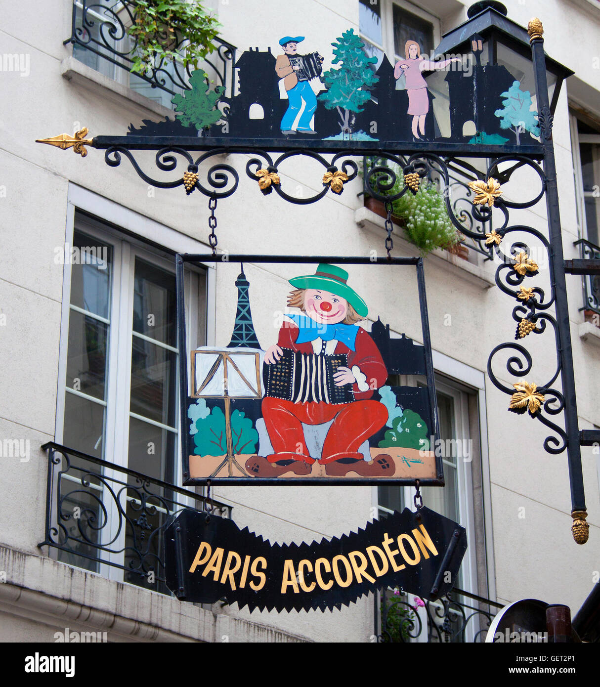 Fuori da un negozio di Parigi è appeso un cartello stravagante che mostra il fascino artistico della città e l'amore per gli arredi di strada a tema musicale. Foto Stock