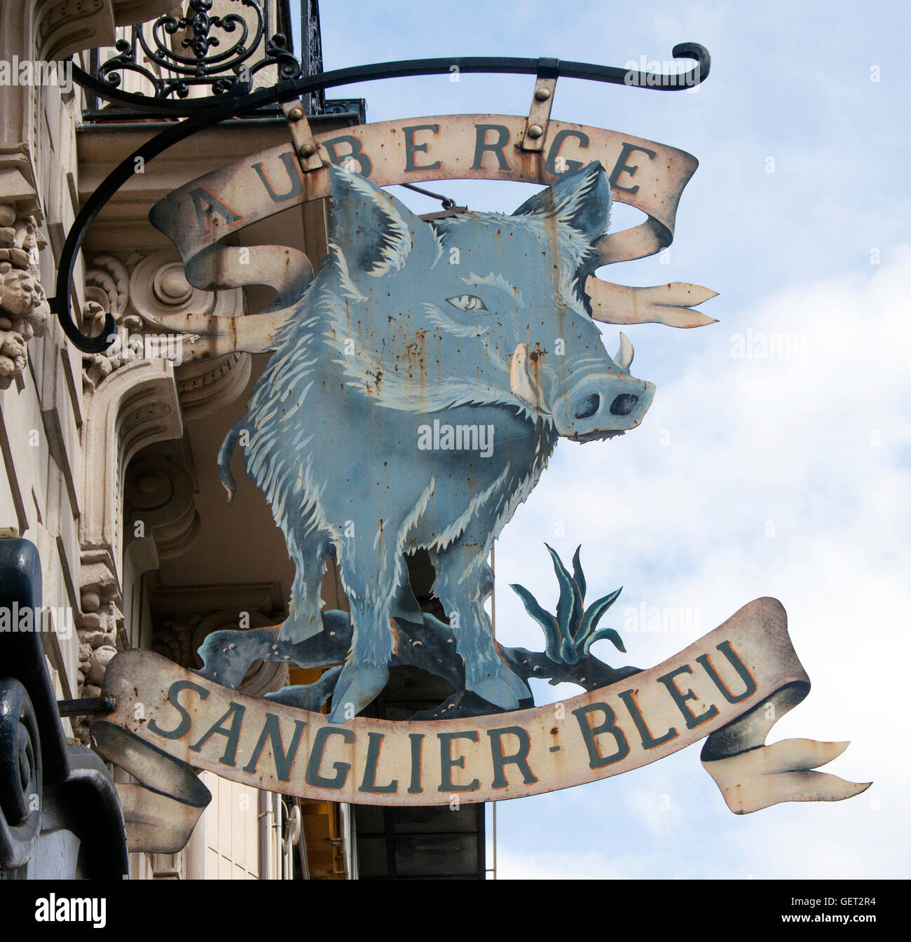 Un'insegna decorativa di cinghiale è appesa all'esterno di un ristorante di Parigi, aggiungendo fascino rustico e carattere del vecchio mondo al ristorante. Foto Stock