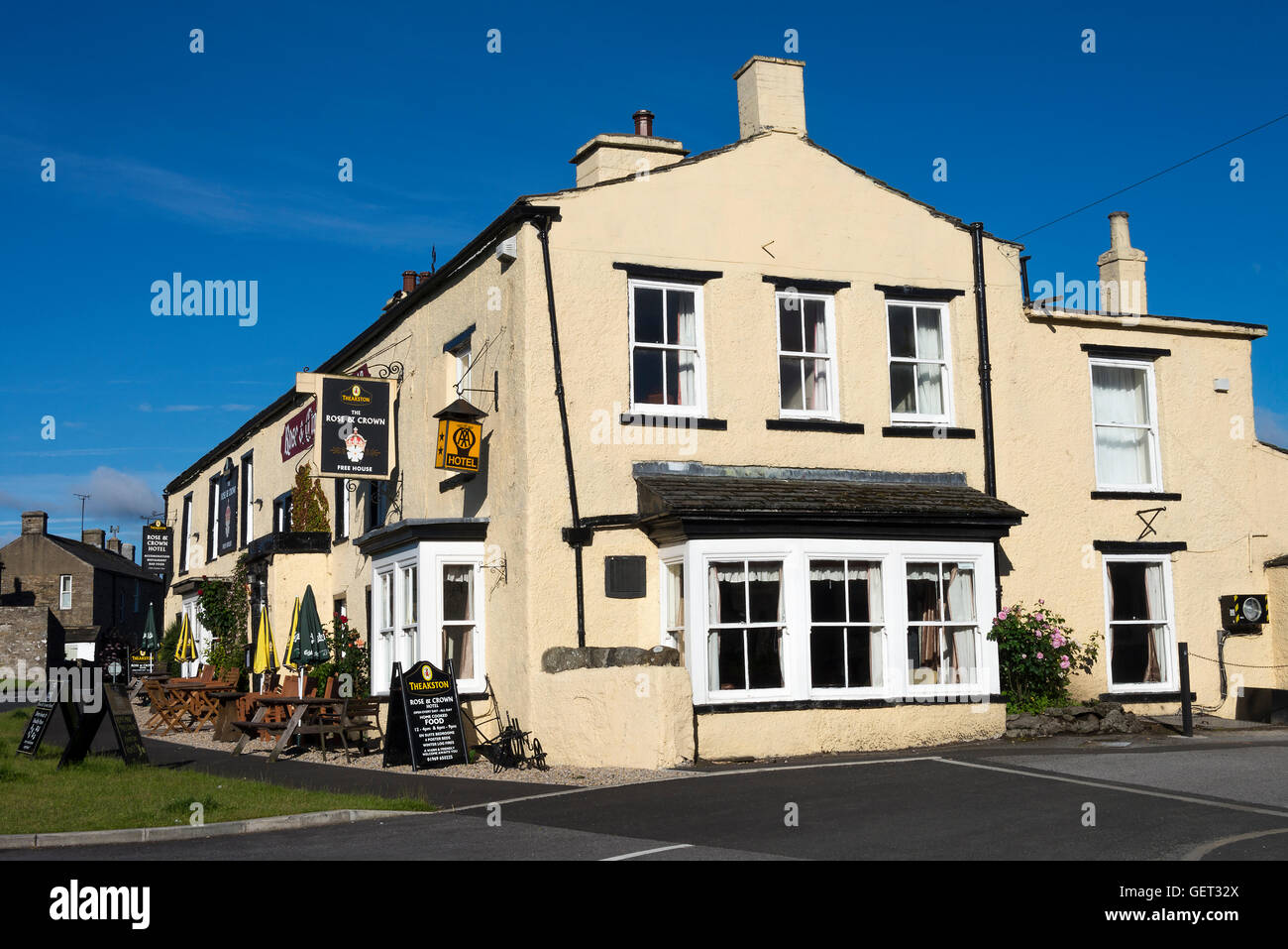 The Rose and Crown Hotel and Restaurant at Bainbridge Village nel Parco Nazionale delle Valli dello Yorkshire, vicino a Hawes Inghilterra Regno Unito Foto Stock