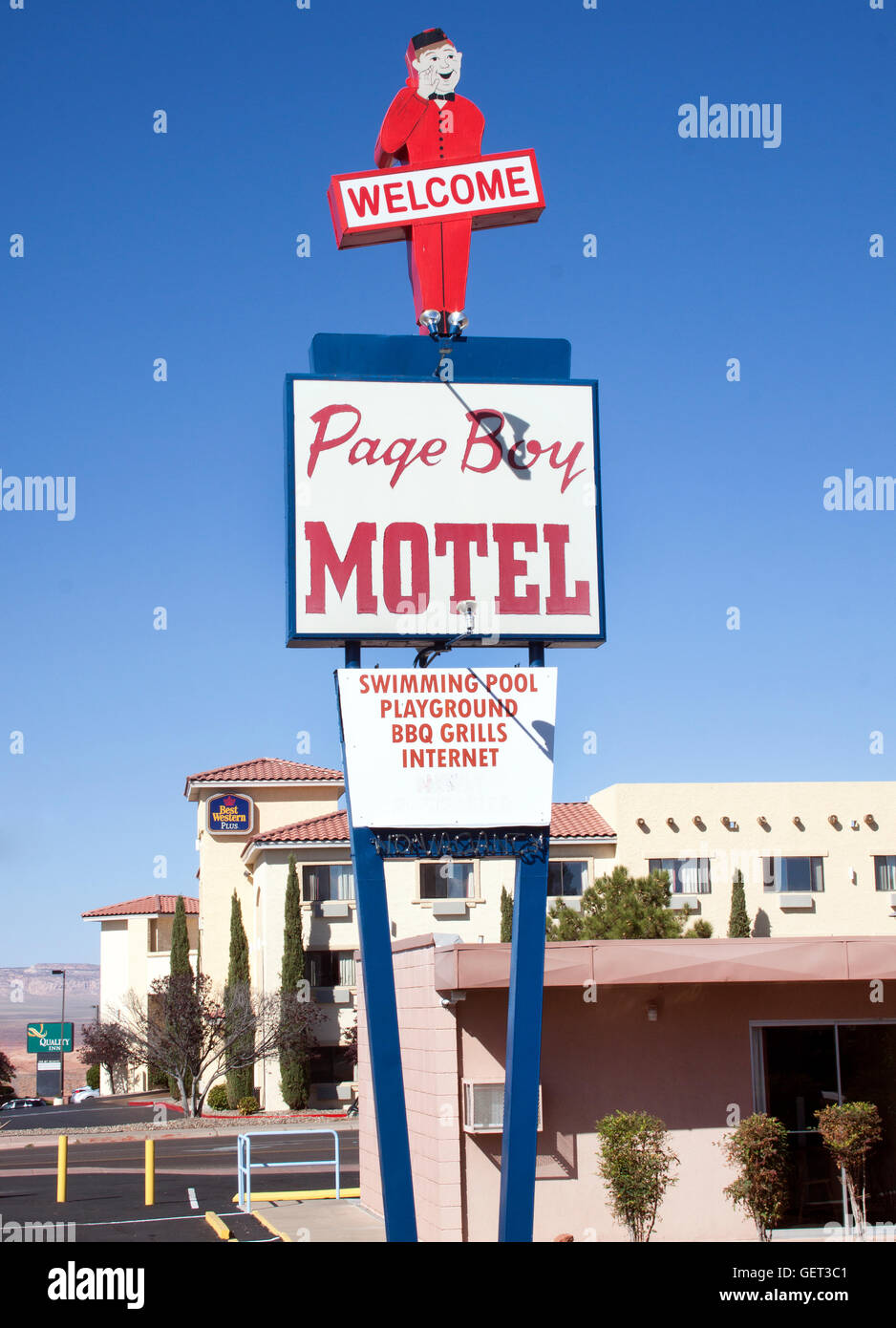 Il retro Page Boy Motel in Arizona cattura il fascino classico della Route 66 con neon vintage e stile americano senza tempo. Foto Stock