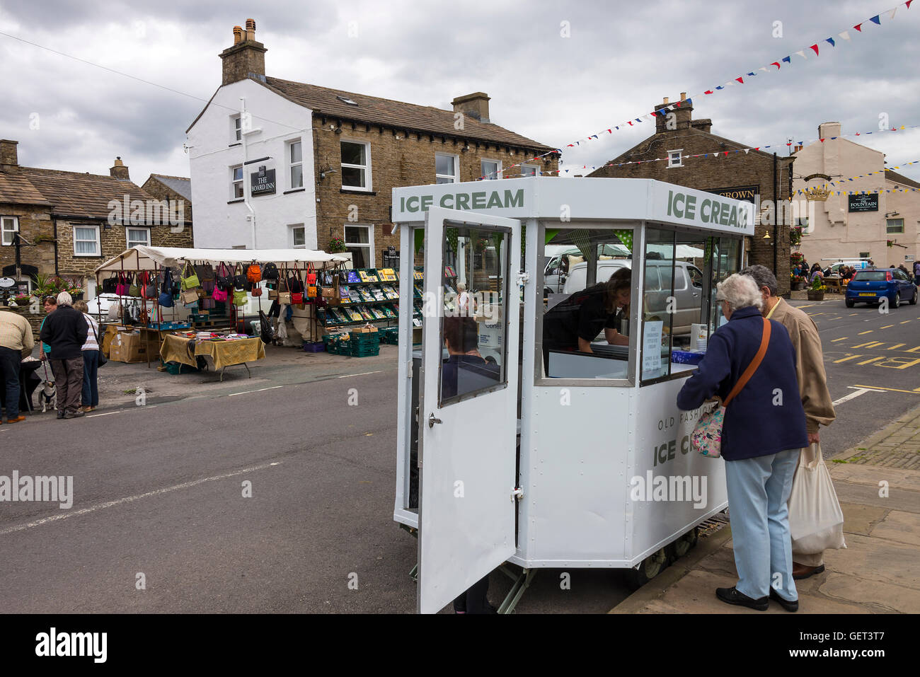 Giornata di mercato a Hawes con Ice Cream Caravan, bancarelle e tre case pubbliche Yorkshire Dales Inghilterra Regno Unito Regno Unito Foto Stock