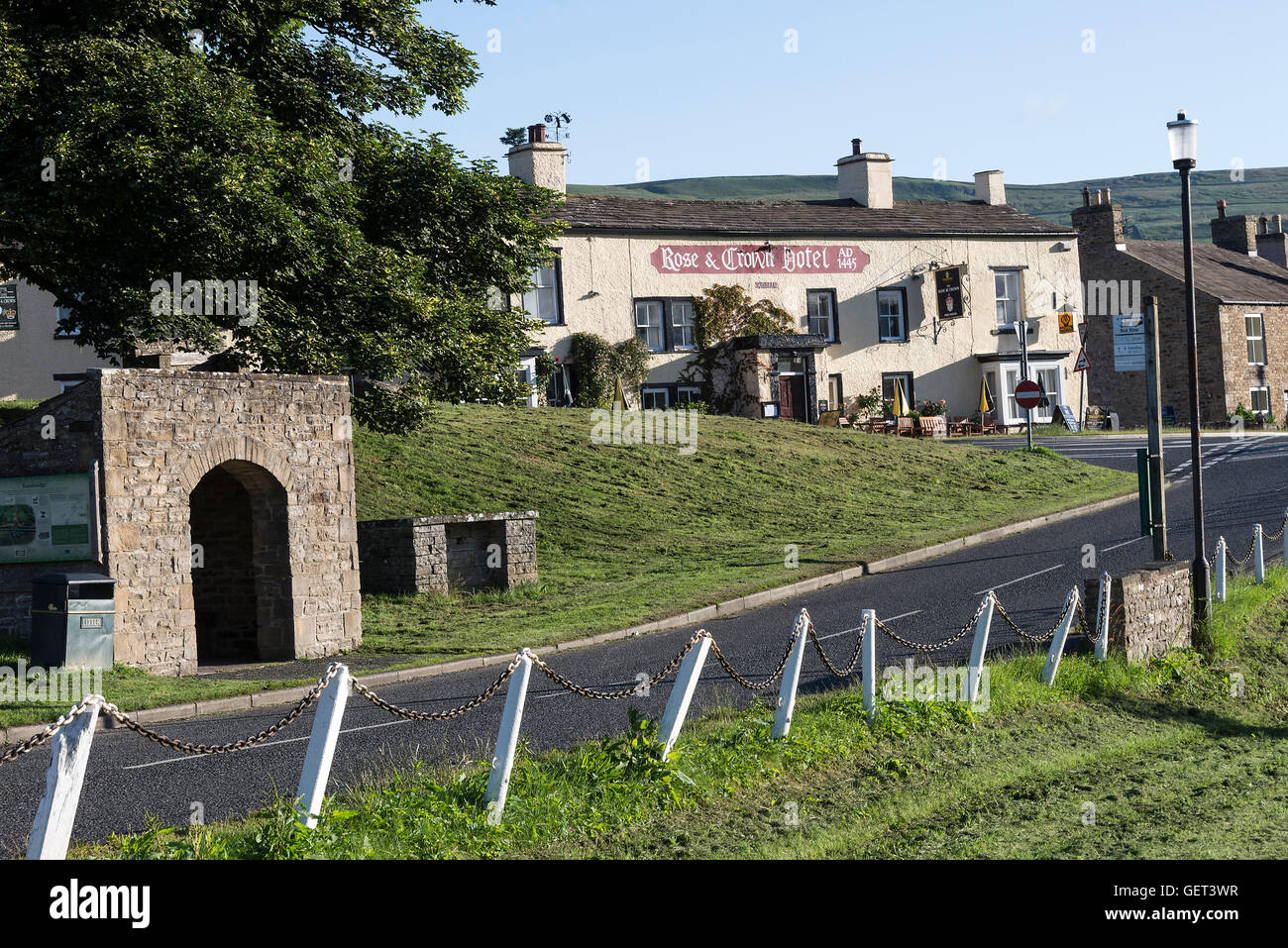 The Rose and Crown Hotel and Restaurant at Bainbridge Village nel Parco Nazionale delle Valli dello Yorkshire, vicino a Hawes Inghilterra Regno Unito Foto Stock