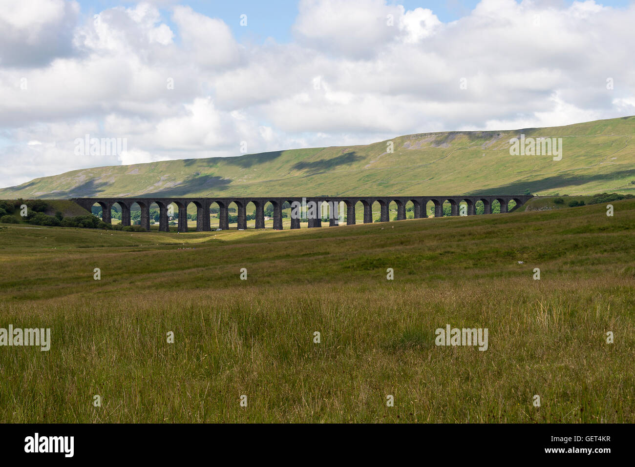 Il famoso viadotto Ribblehead sull'accontentarsi di Carlisle Railway North Yorkshire England Regno Unito Regno Unito Foto Stock
