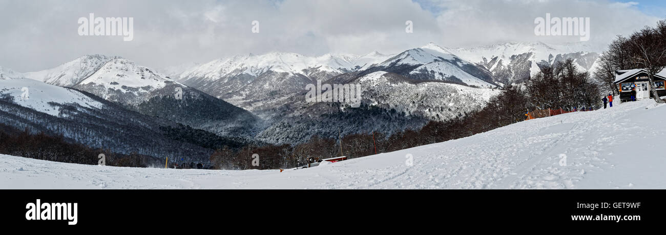 Vista panoramica dal centro di sci in cima alla collina di Cerro Bayo, Villa La Angostura, Neuquén, Argentina. Foto Stock