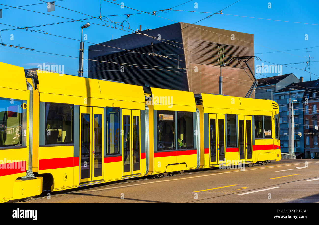 Il tram nel centro della città di Basilea Foto Stock