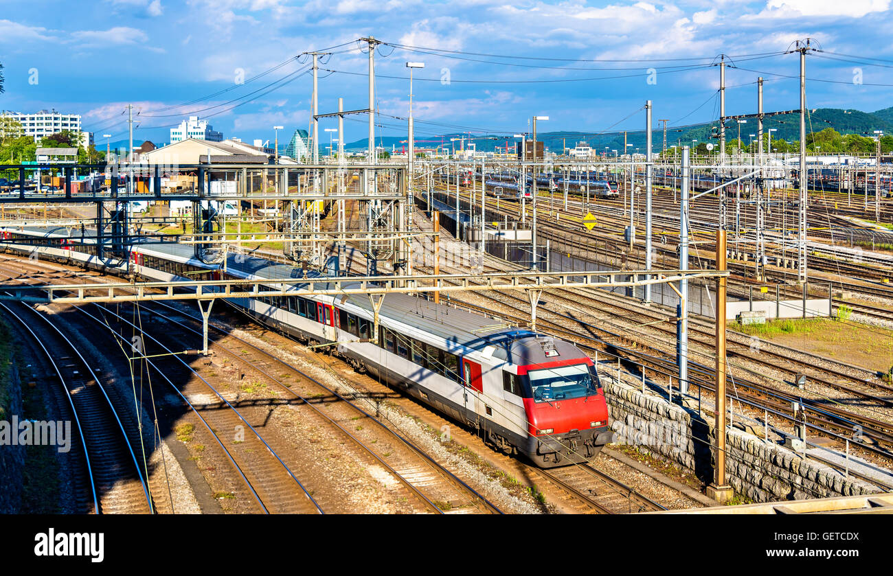 Treno a Basilea FFS stazione ferroviaria Foto Stock