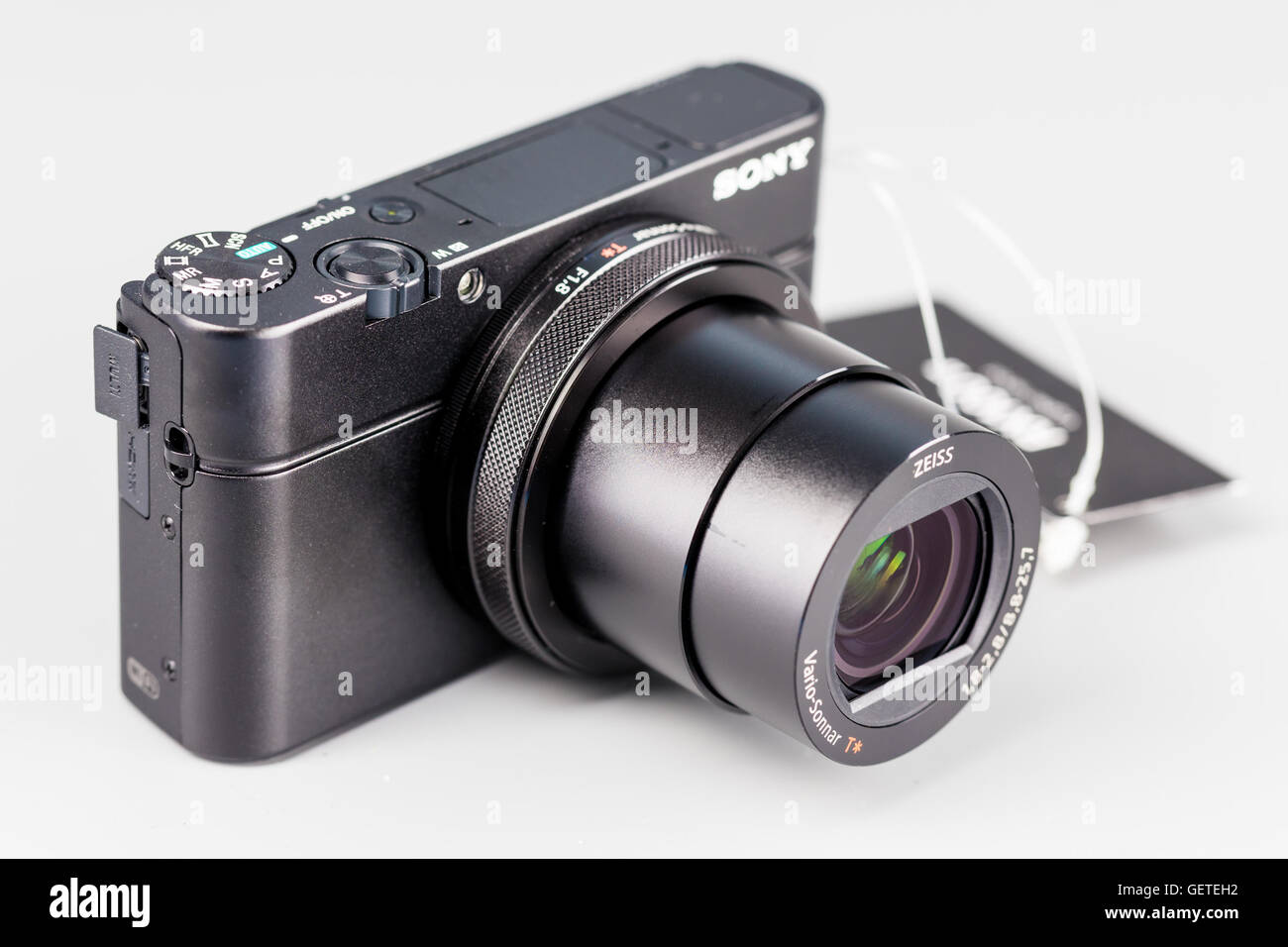 Berlino, Germania - 20 Luglio 2015 : studio shot di 4k hi-speed camera Sony DSC-RX100 IV. Foto Stock