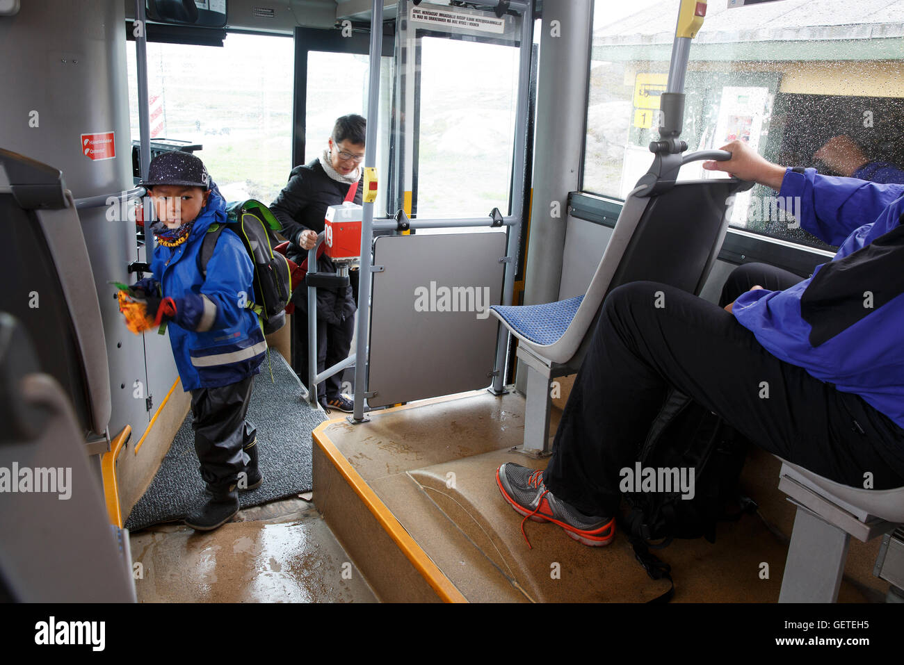 Persone su un autobus di città, Nuuk, Groenlandia Foto Stock