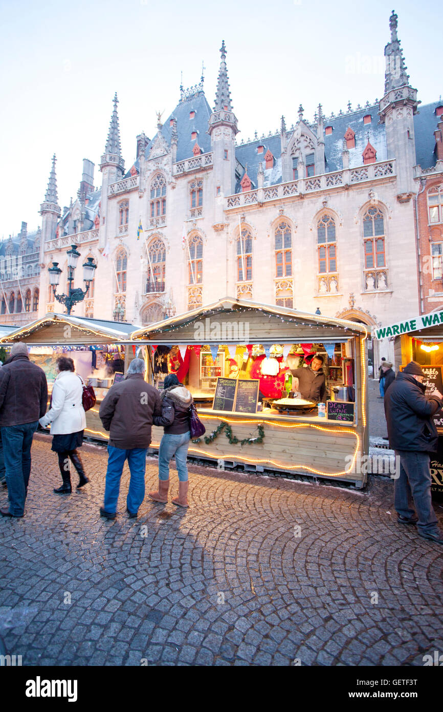 Una vista dell'inverno le bancarelle del mercato nel centro di Bruges. Foto Stock