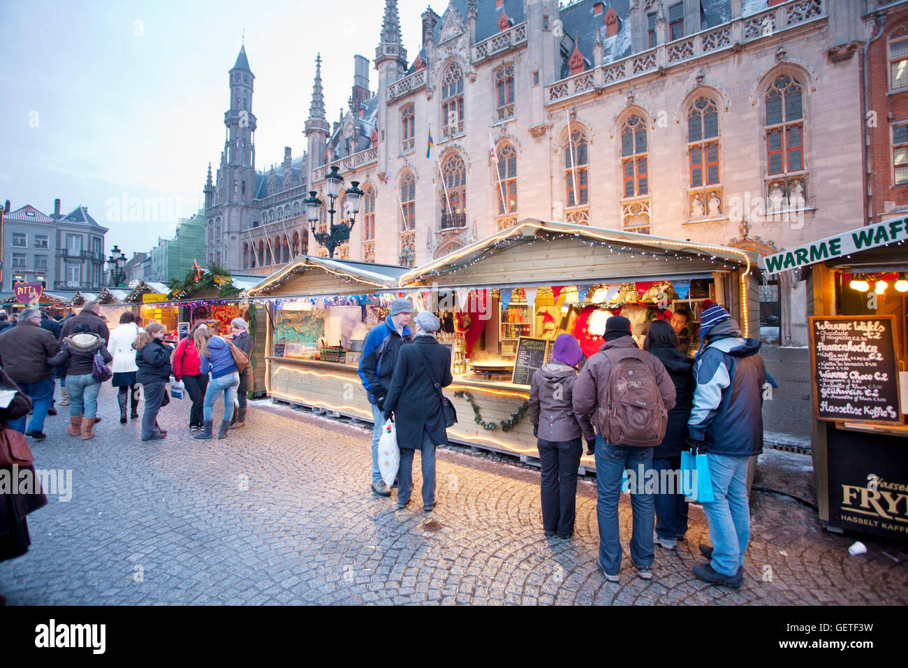 Una vista dell'inverno le bancarelle del mercato nel centro di Bruges. Foto Stock