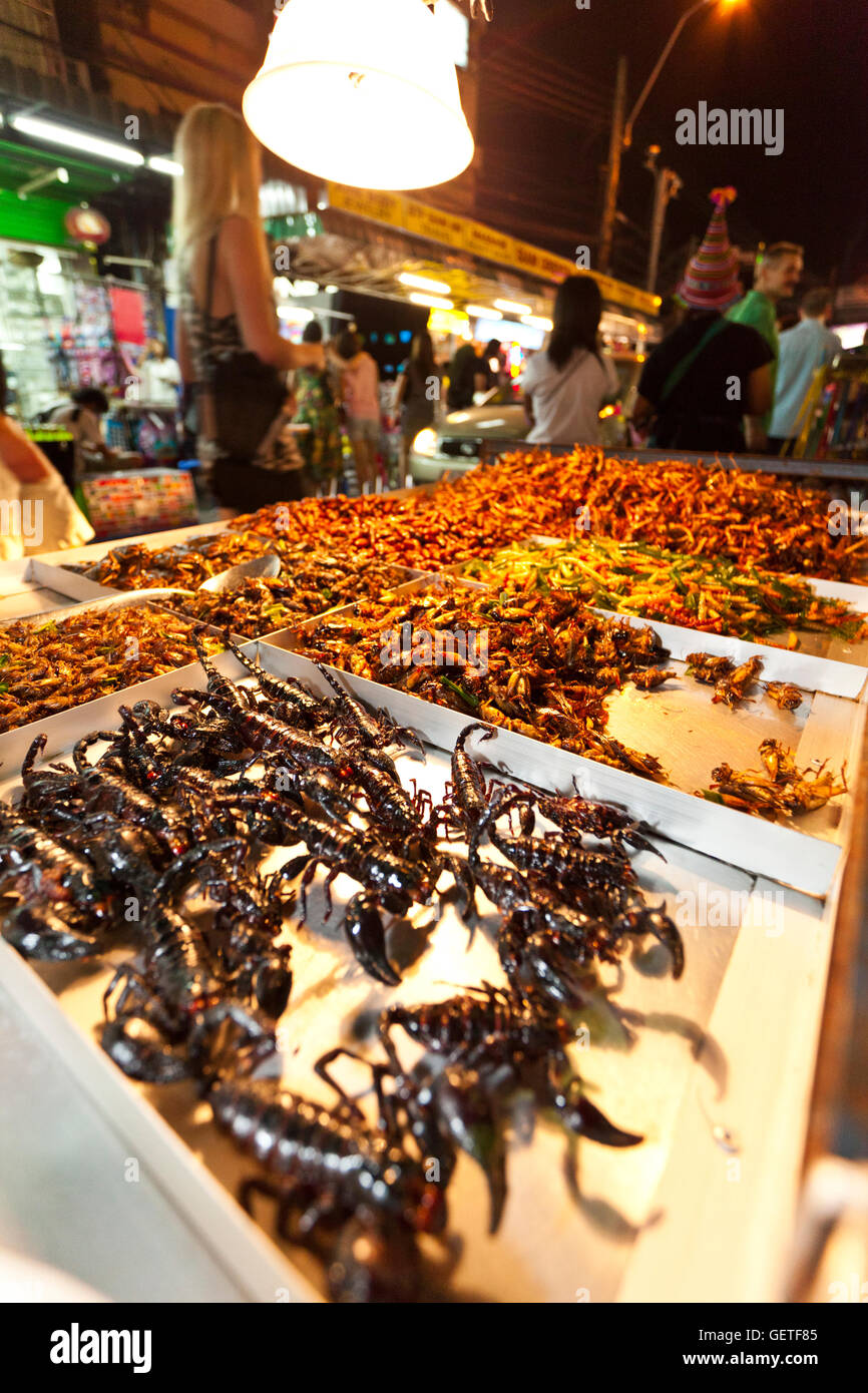 Cucinato scorpioni e altri invertebrati disponibile per mangiare il cibo di strada da banchi di cibo in Khao San Road di Bangkok. Foto Stock