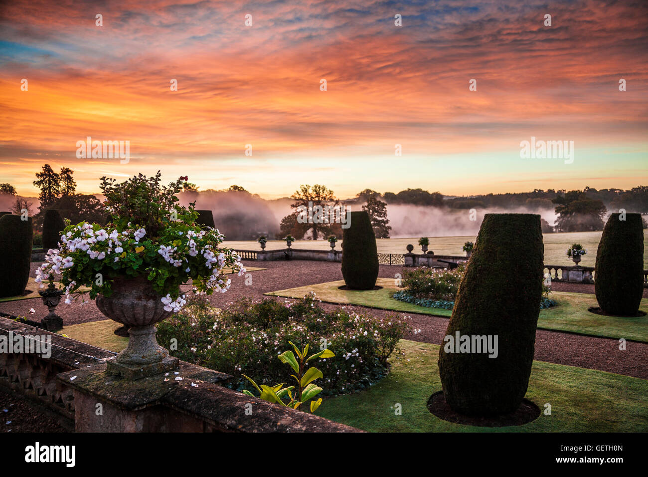 Sunrise sulla terrazza della struttura Bowood House nel Wiltshire. Foto Stock